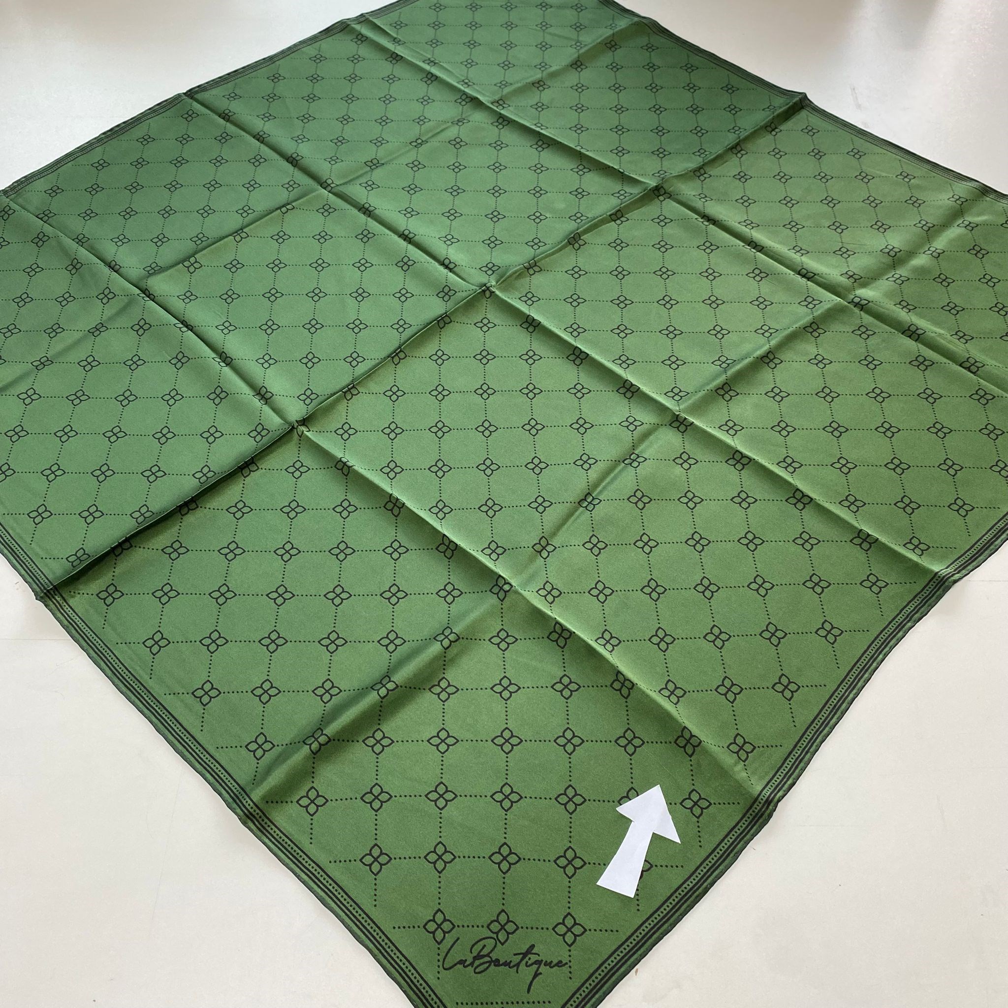 La Boutique Az Hatalı Sura Saf İpek Eşarp 54812 Yeşil Monogram Desen 