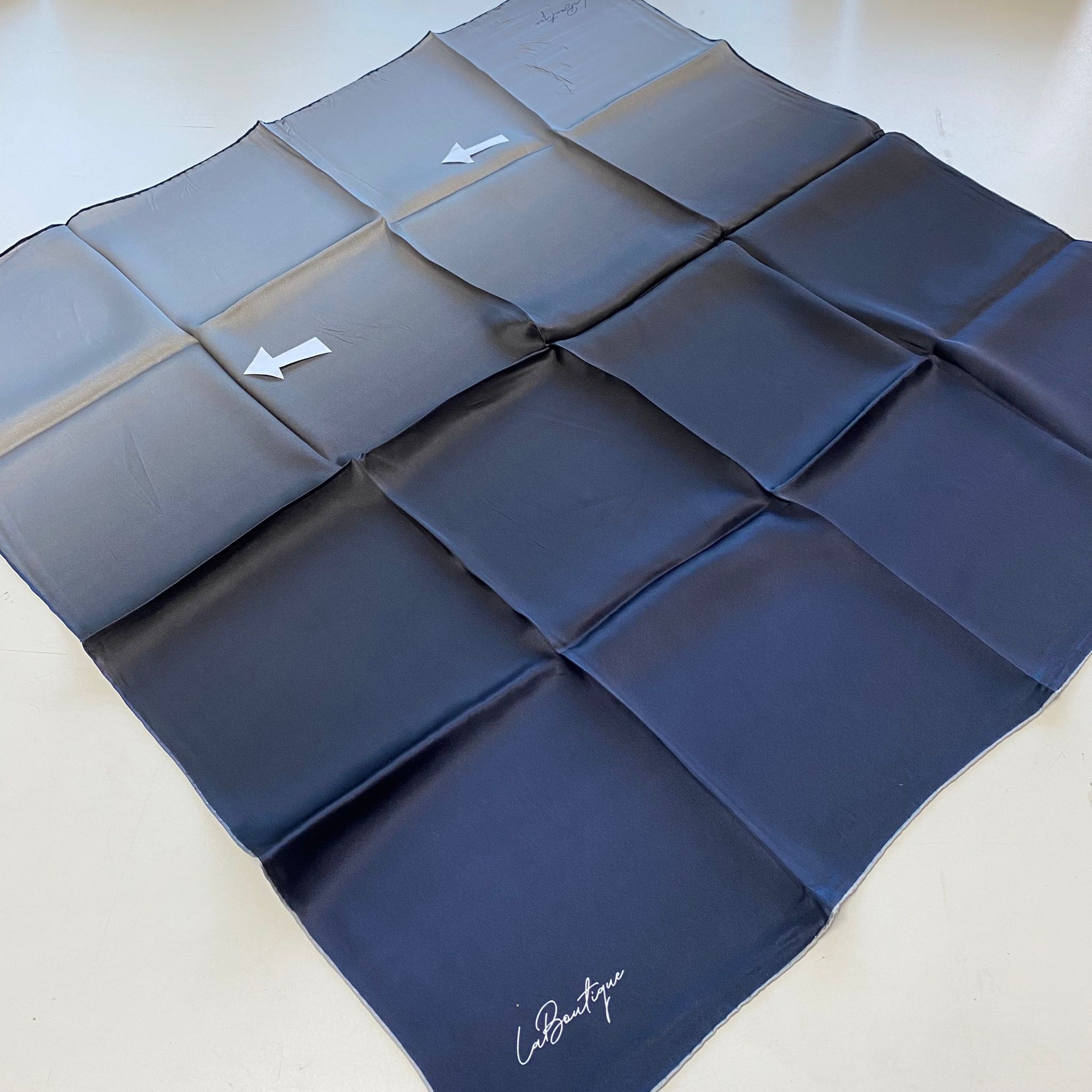 La Boutique Az Hatalı Sura Saf İpek Eşarp 54770 Lacivert - Gri Degrade Desen 