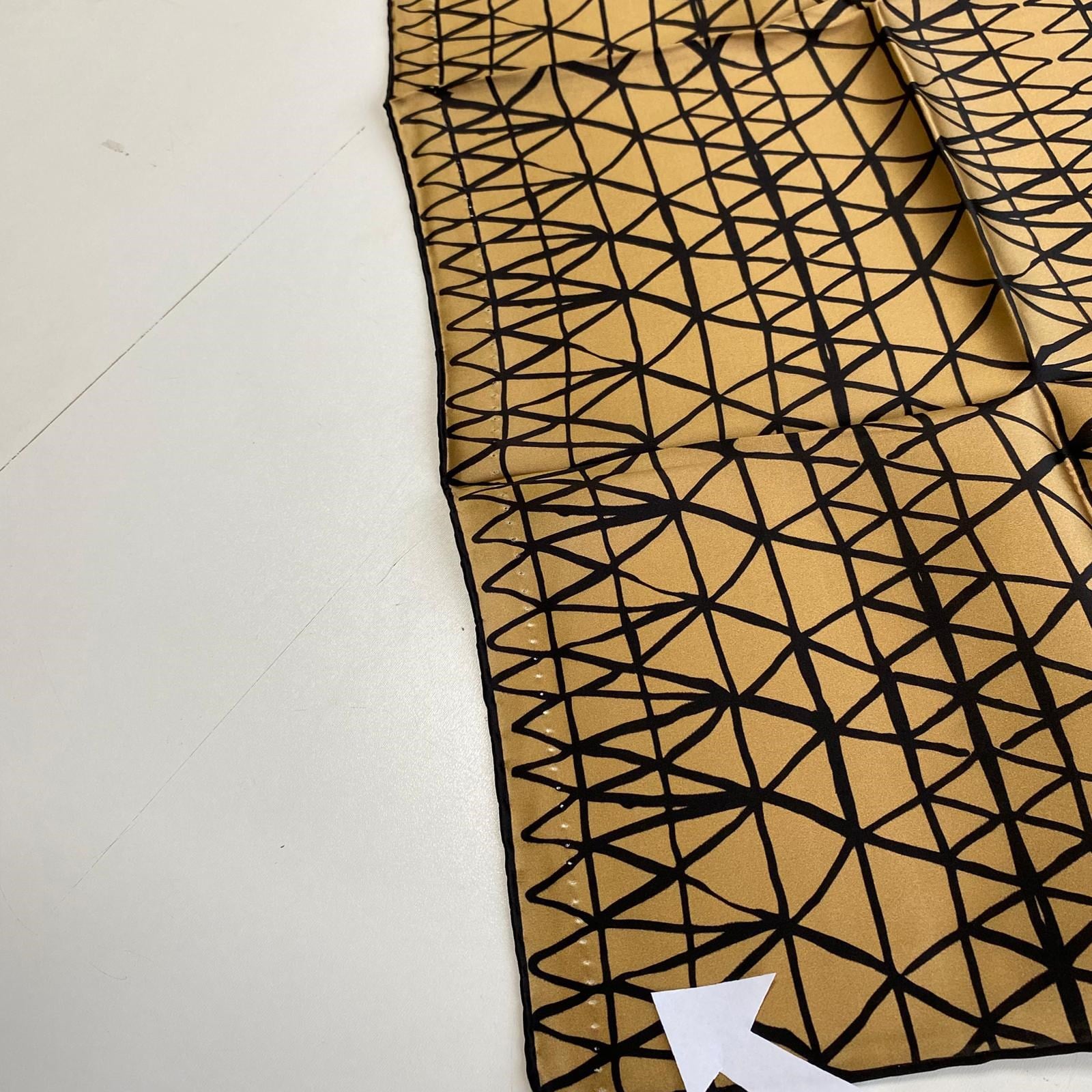 La Boutique Az Hatalı Sura Saf İpek Eşarp 54800 Gold - Siyah Geometrik  Desen 
