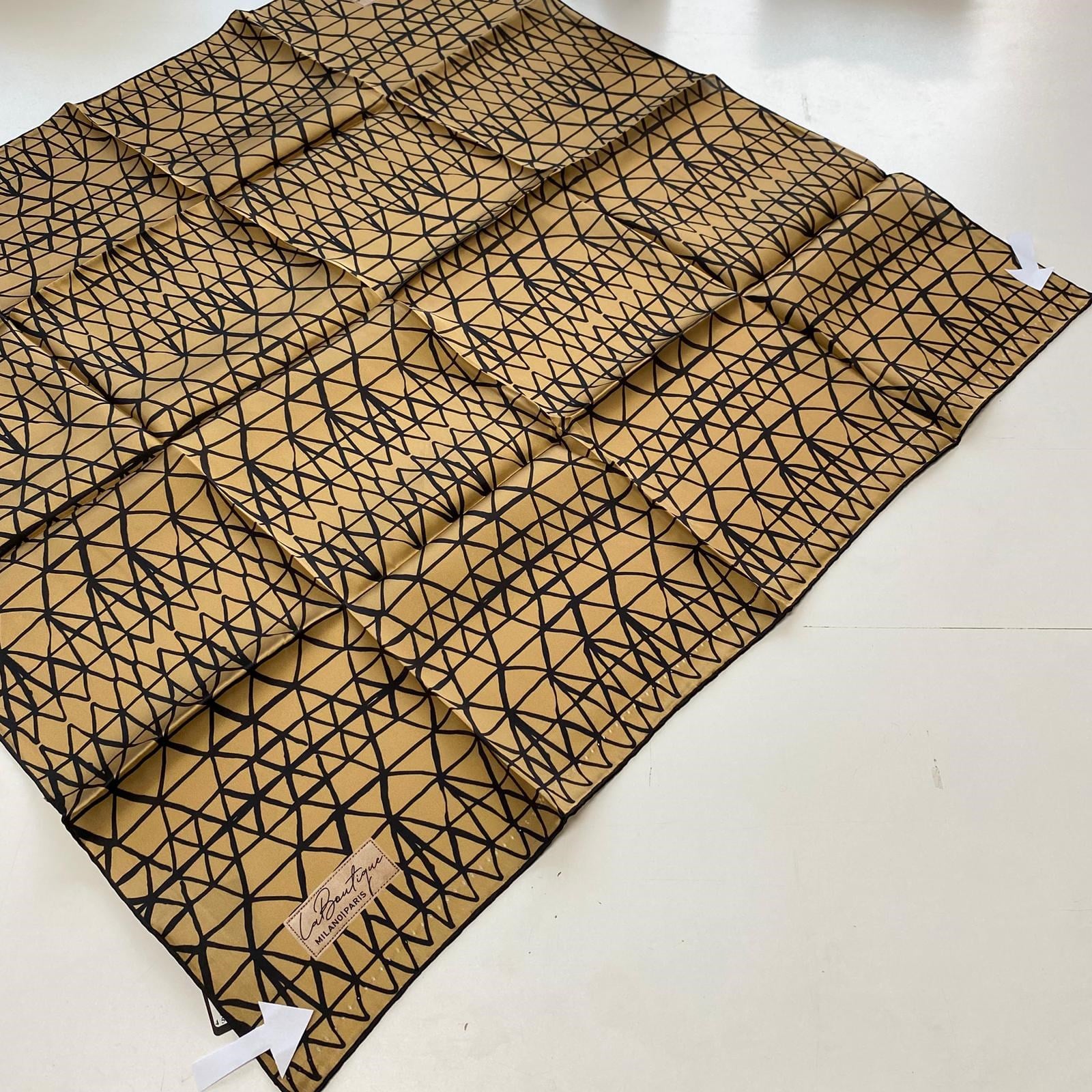 La Boutique Az Hatalı Sura Saf İpek Eşarp 54800 Gold - Siyah Geometrik  Desen 