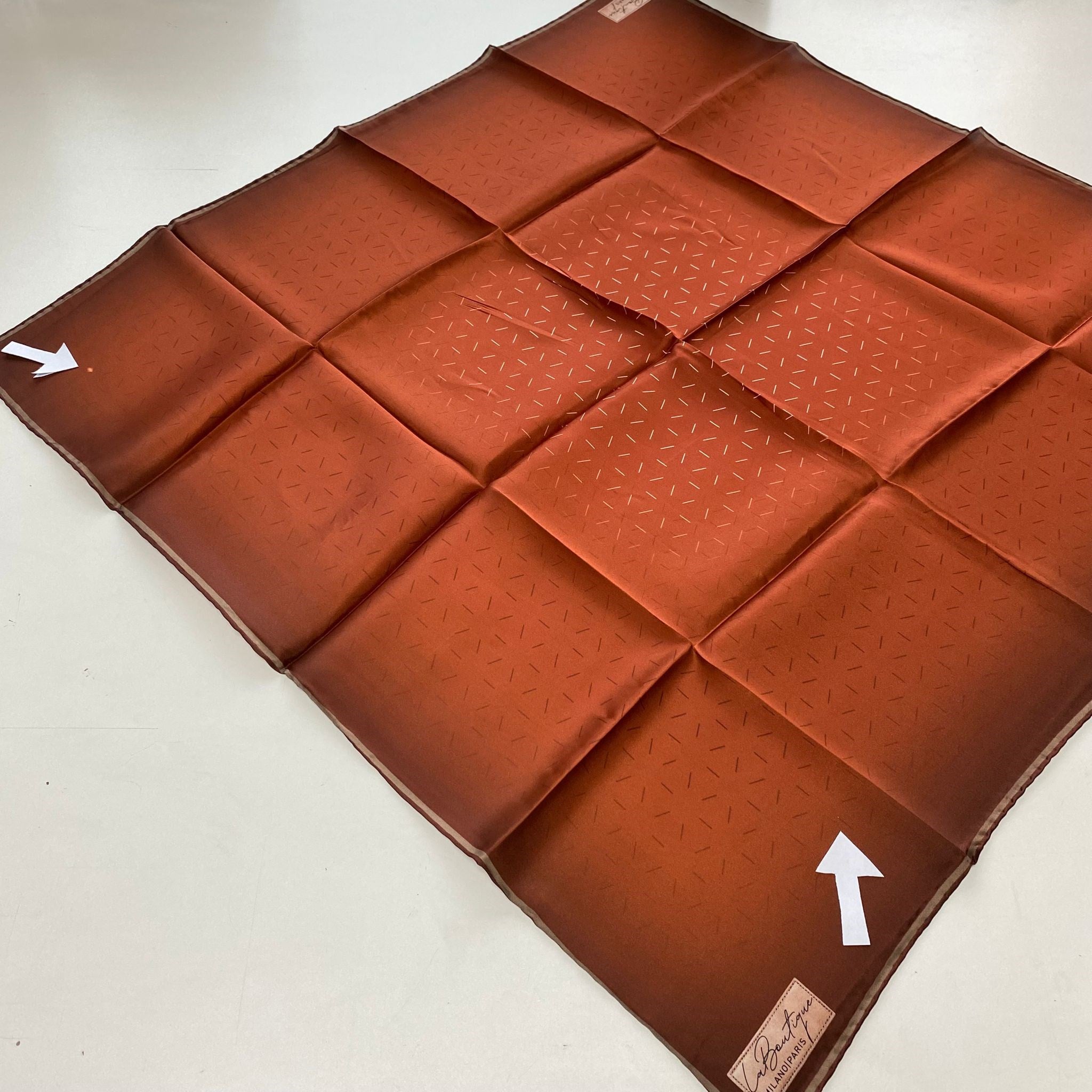 La Boutique Az Hatalı Sura Saf İpek Eşarp 54745 Kiremit Geometrik Desen 