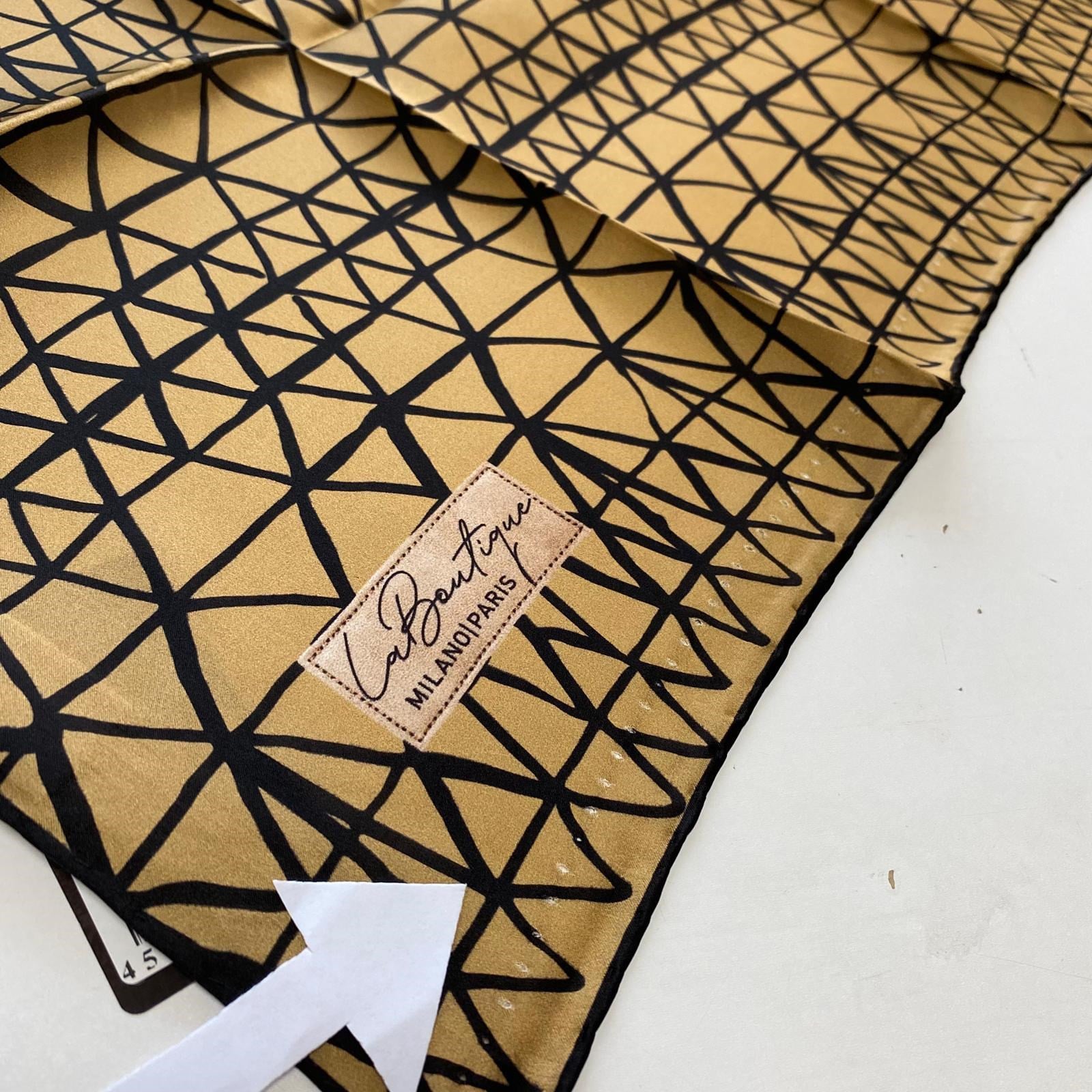La Boutique Az Hatalı Sura Saf İpek Eşarp 54800 Gold - Siyah Geometrik  Desen 