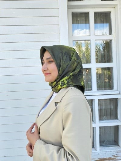 Seyra Yağ Yeşili Vintage Desenli Tivil İpek Eşarp 