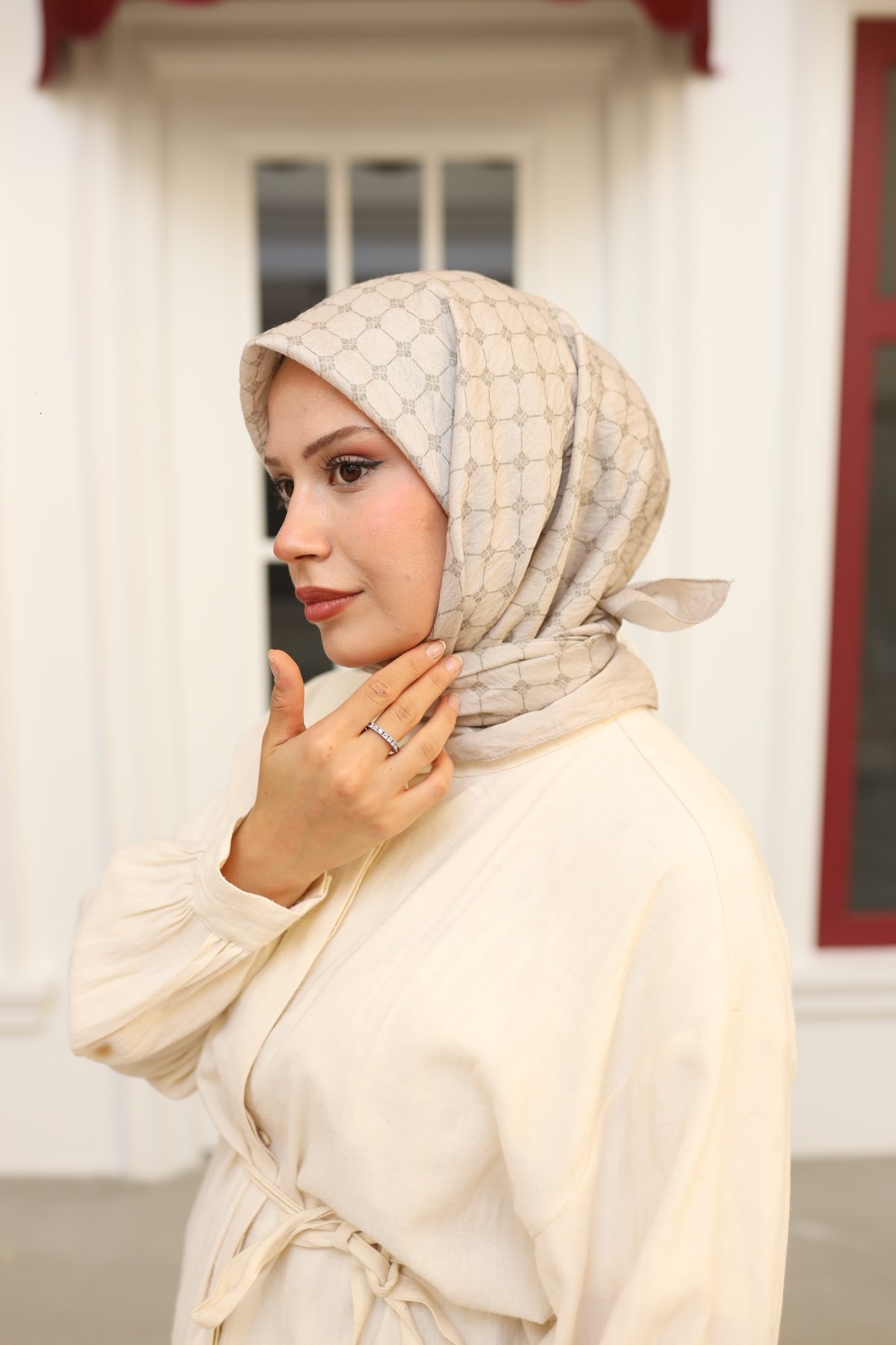Silk Home Olinda Eşarp IST 48001 - 07 Bej - Sütlü Kahve İnce Monogram Desen