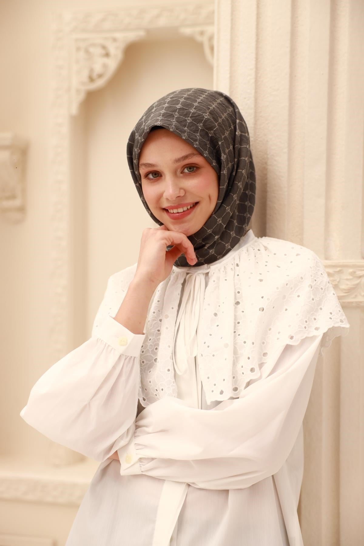 Silk Home Olinda Eşarp IST 48001 - 31  Antrasit - Ekru İnce Monogram Desen