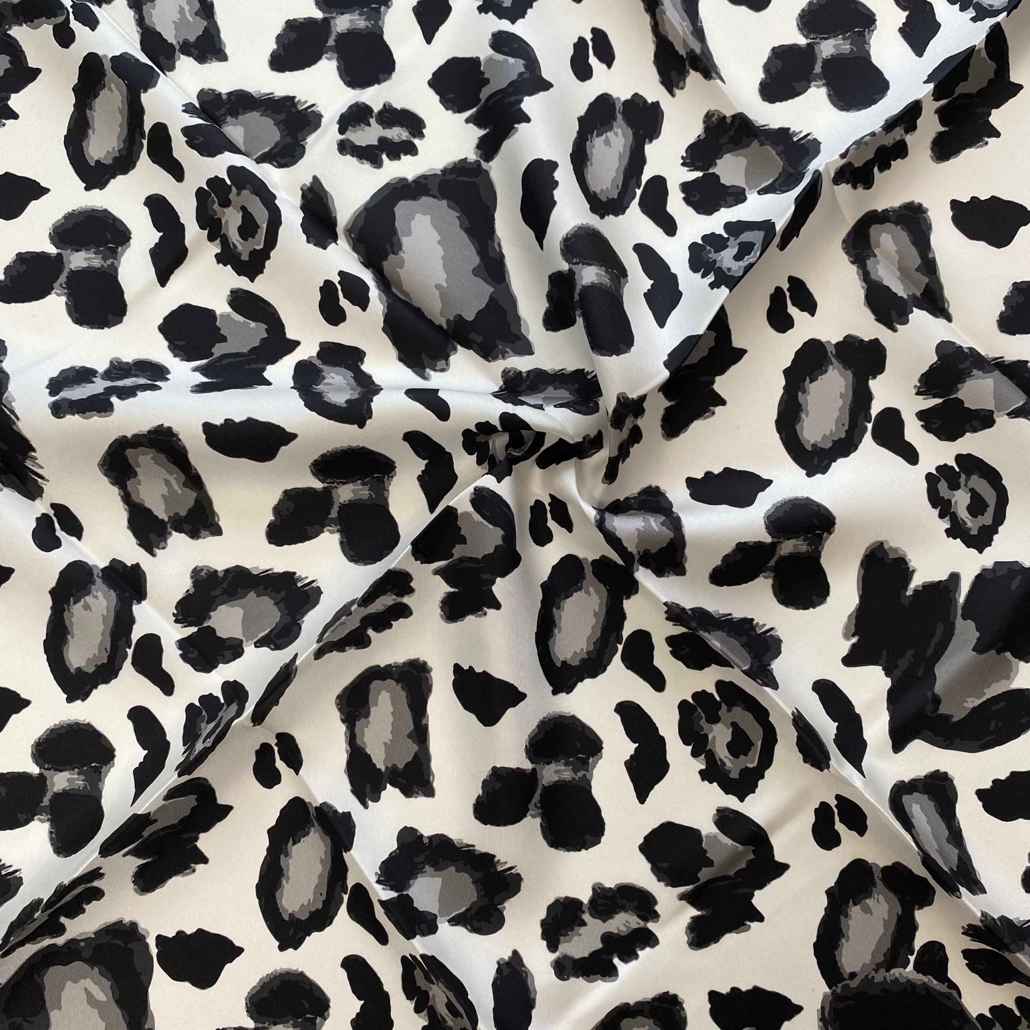 Sisley Tivil Saf İpek Eşarp Lacivert Leopar Desen 2022 - 004