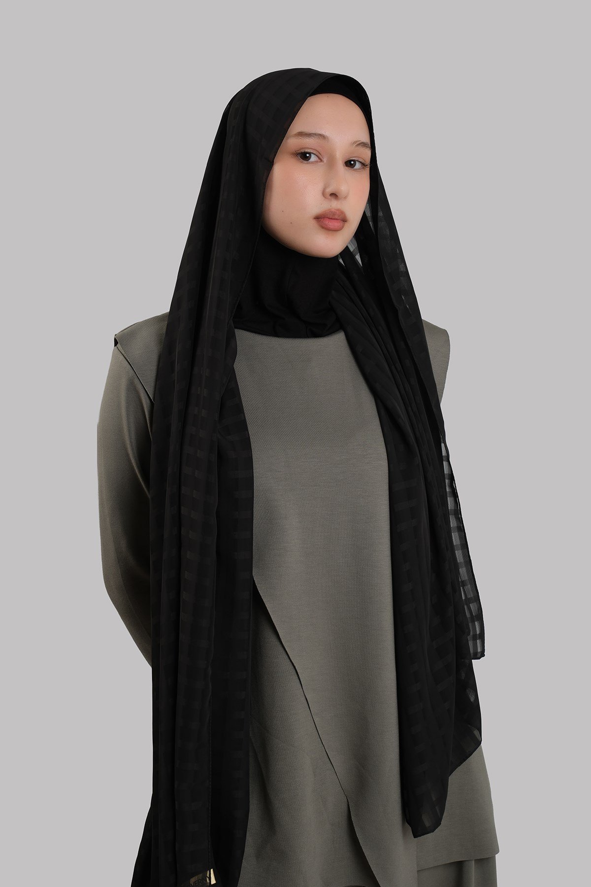 Siyah Pratik Hazır Geçmeli Şal Desenli Şifon Hijab Boneli 2415_01