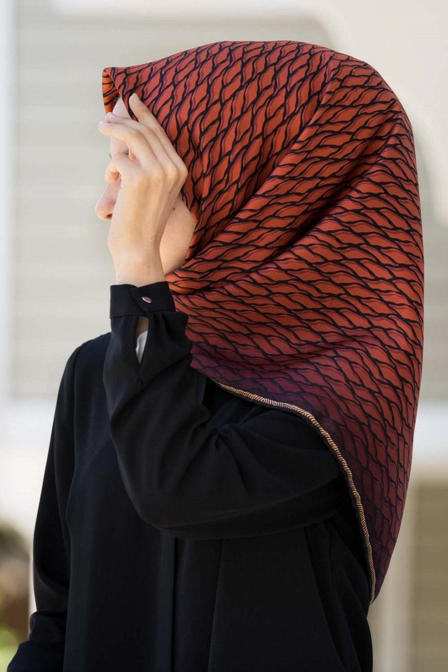 Vissona Tivil İpek Eşarp 10670 - 3 - 0014 - 0001 Taba Siyah Soyut Desen