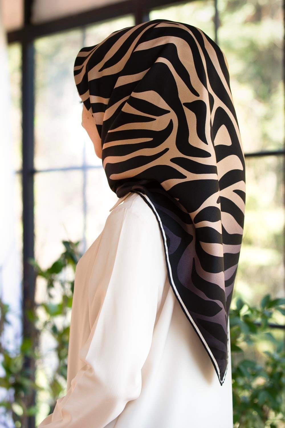 Vissona Tivil İpek Eşarp IST 6259-2 Siyah-Bej Zebra Desen