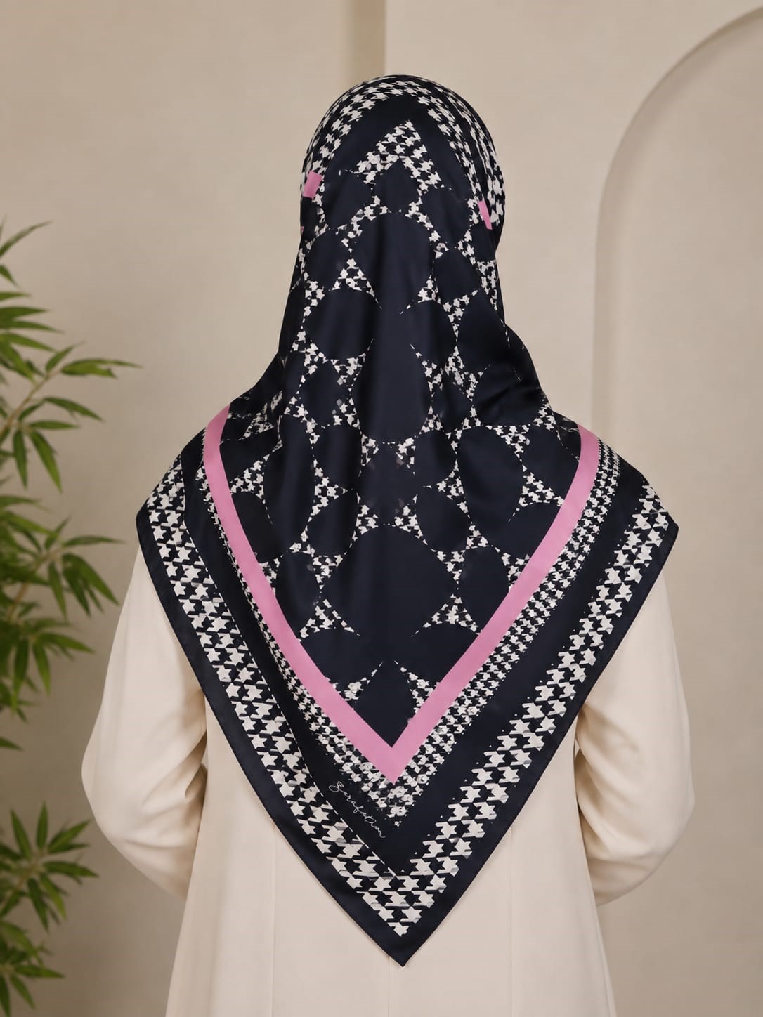 Zerafetim Tivil İpek Eşarp 55565 Siyah Pembe Kazayağı Desen