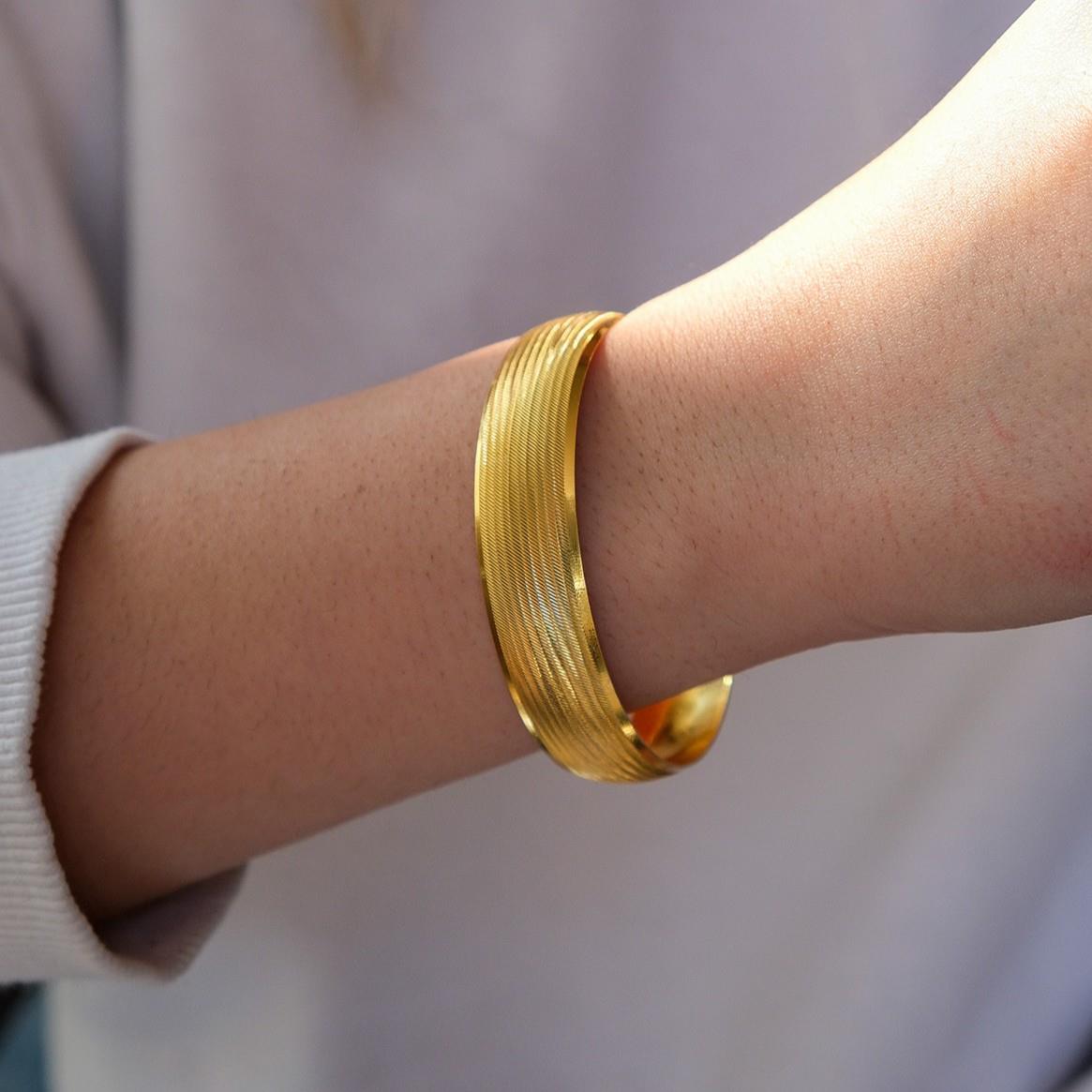 Altın Kaplama Dikey Çizgili Bilezik 15mm Kalınlık BLZ-1151