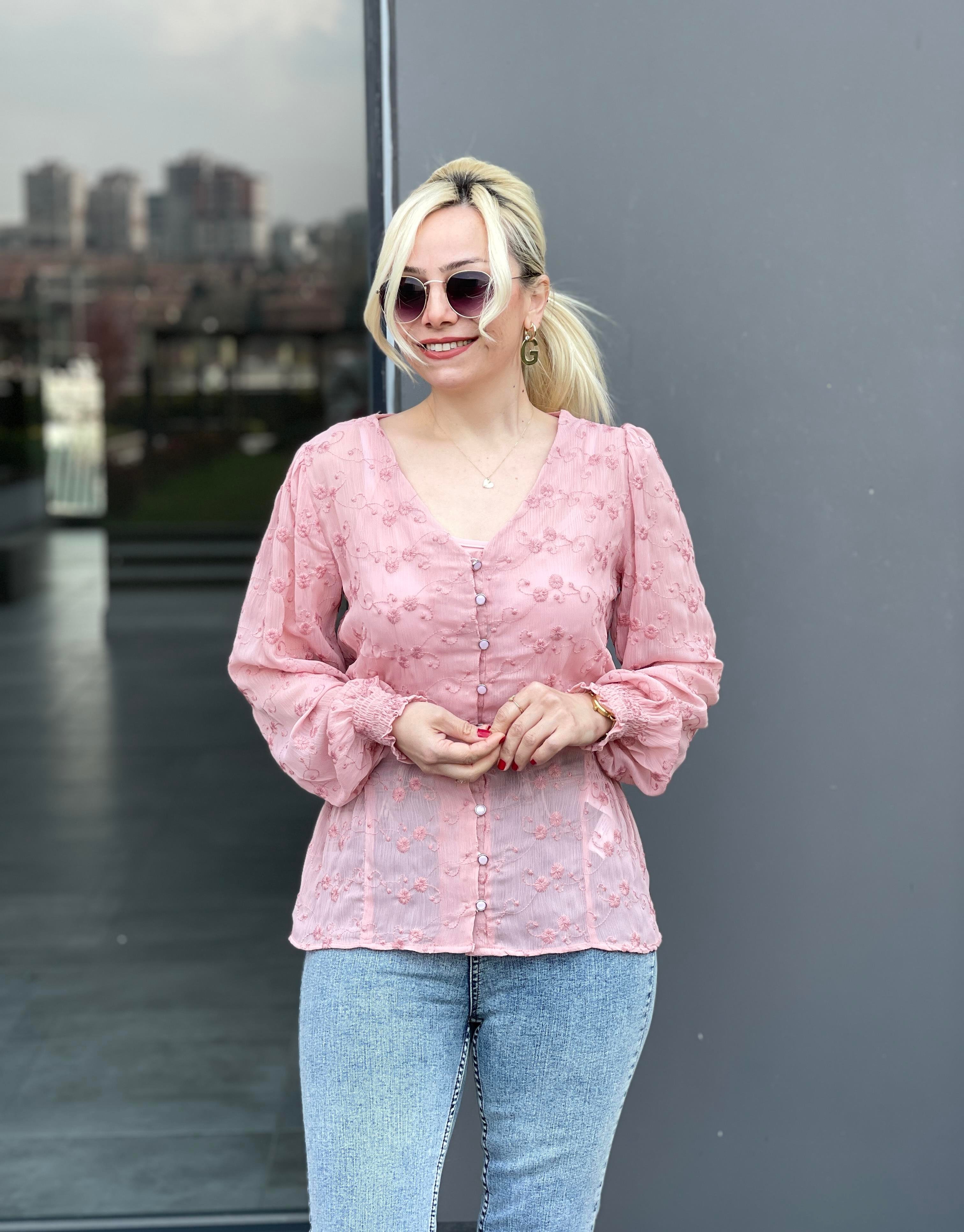 Çiçek Nakış Detaylı Pembe Bluz