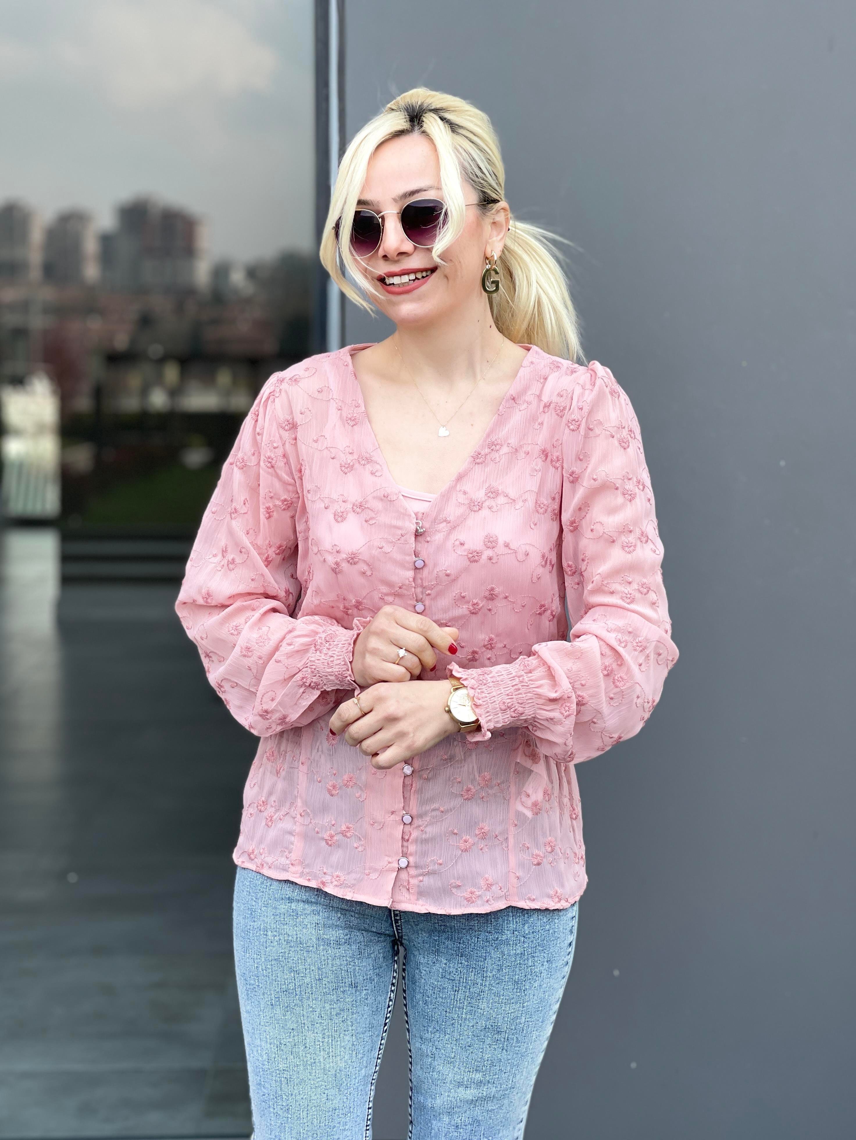 Çiçek Nakış Detaylı Pembe Bluz