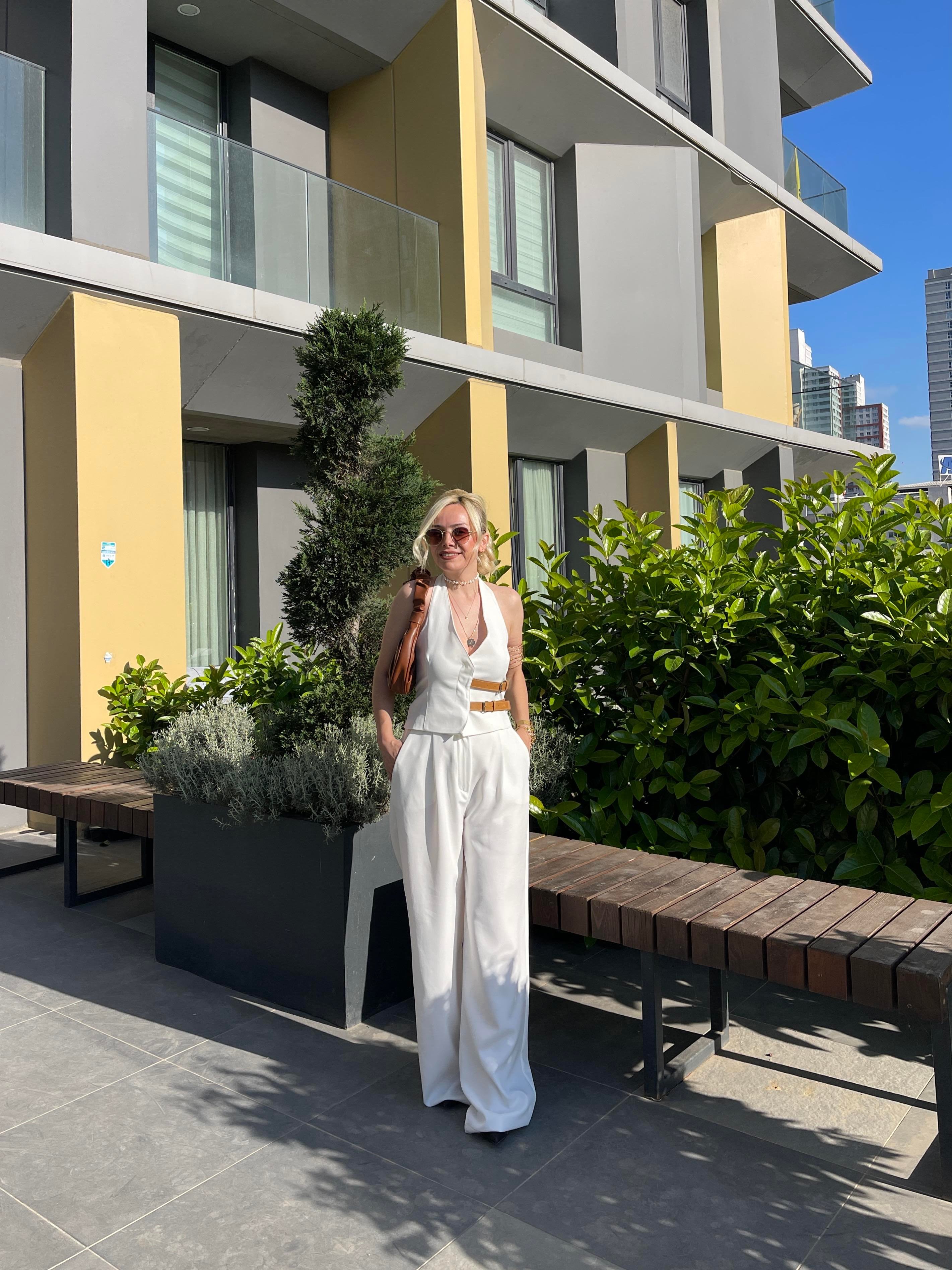 Kemer Detaylı Yelekli Beyaz Takım