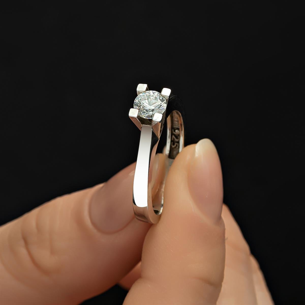 4 Tırnaklı Swarovski Taşlı 925 Gümüş Tektaş Yüzük