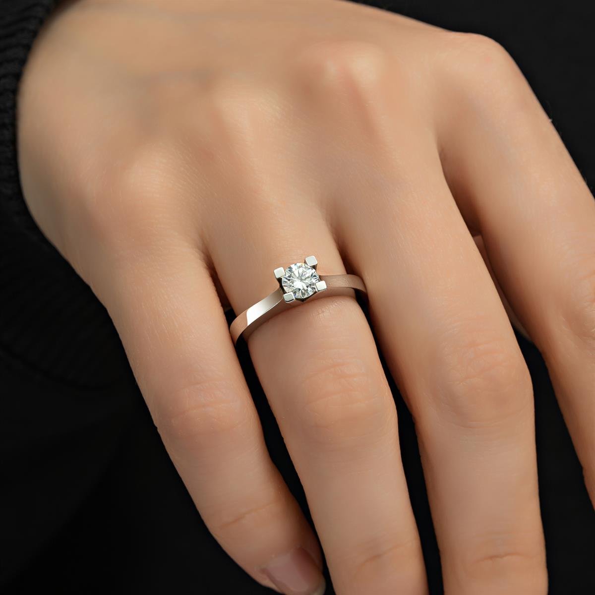 4 Tırnaklı Swarovski Taşlı 925 Gümüş Tektaş Yüzük
