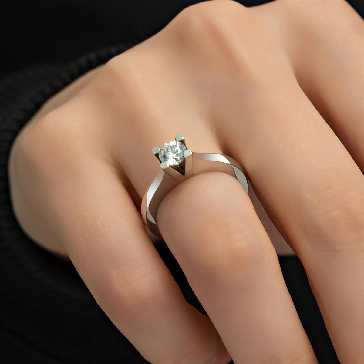 4 Tırnaklı Swarovski Taşlı 925 Gümüş Tektaş Yüzük