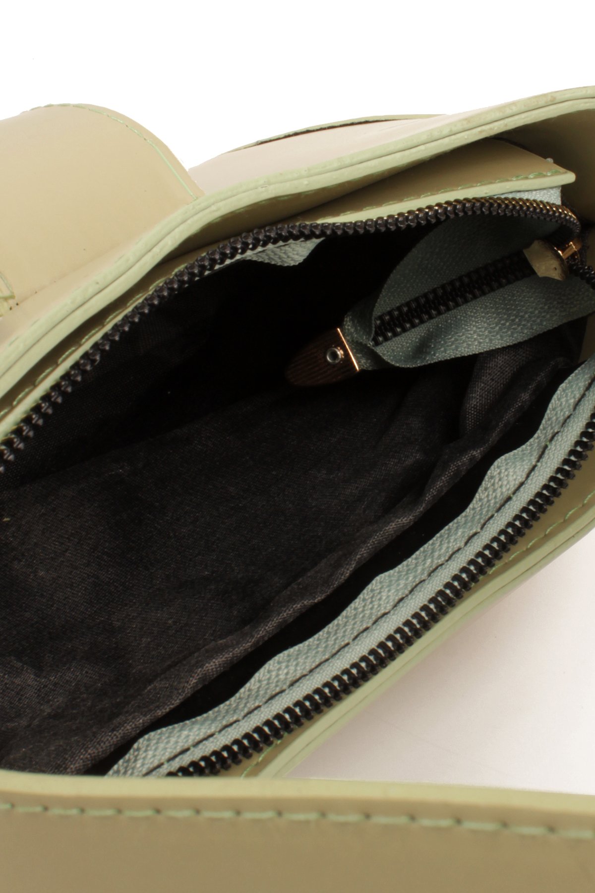 LWE1811-SyhTalhaLuwwe Bag'sKadın Yumuşak Doku Kemer Kapak Detayı Fermuarlı Kapama Kararmaz Aksesuarlı Baget Omuz Çantası (1811)