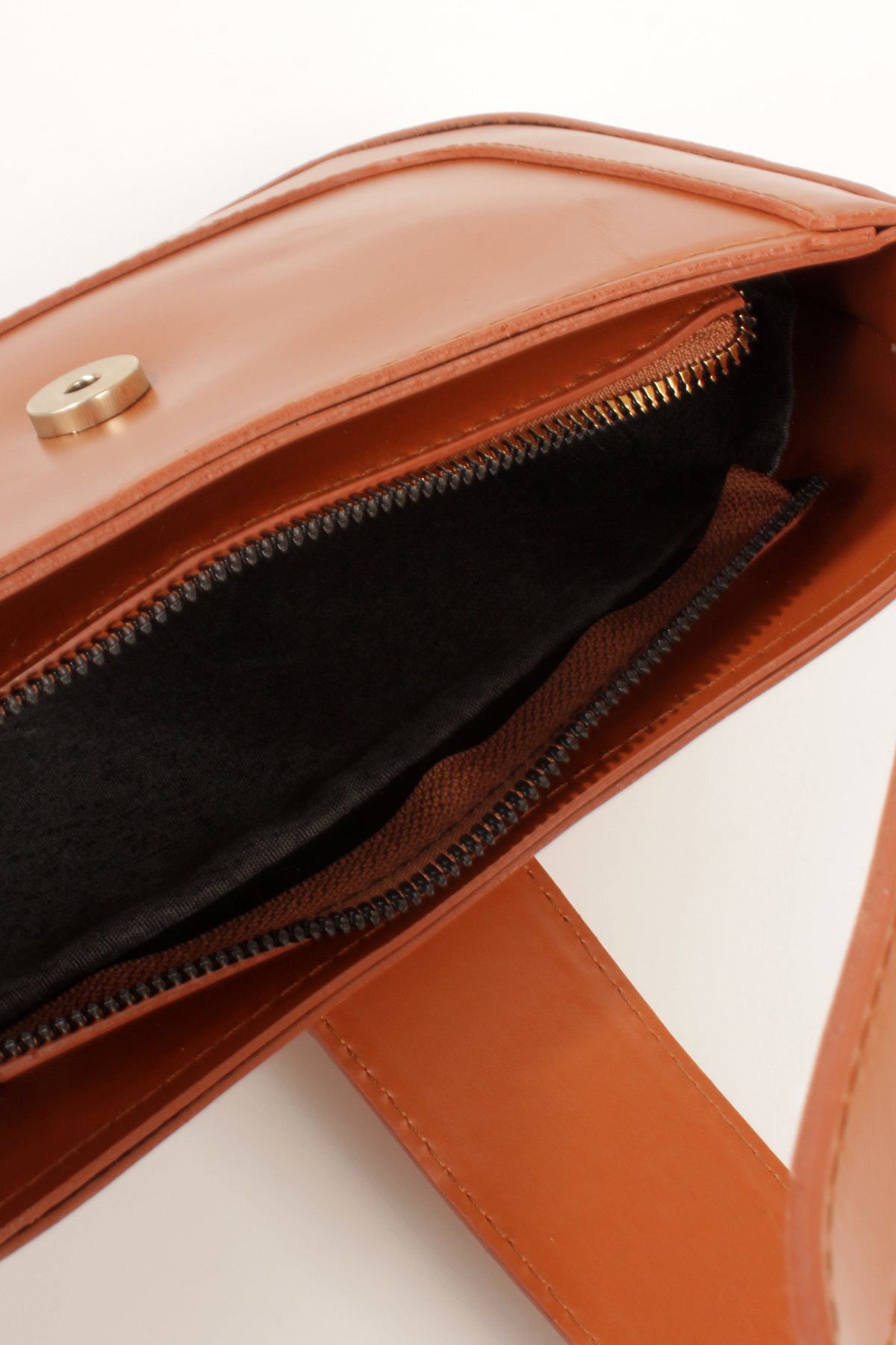 LWE1811-SyhTalhaLuwwe Bag'sKadın Yumuşak Doku Kemer Kapak Detayı Fermuarlı Kapama Kararmaz Aksesuarlı Baget Omuz Çantası (1811)