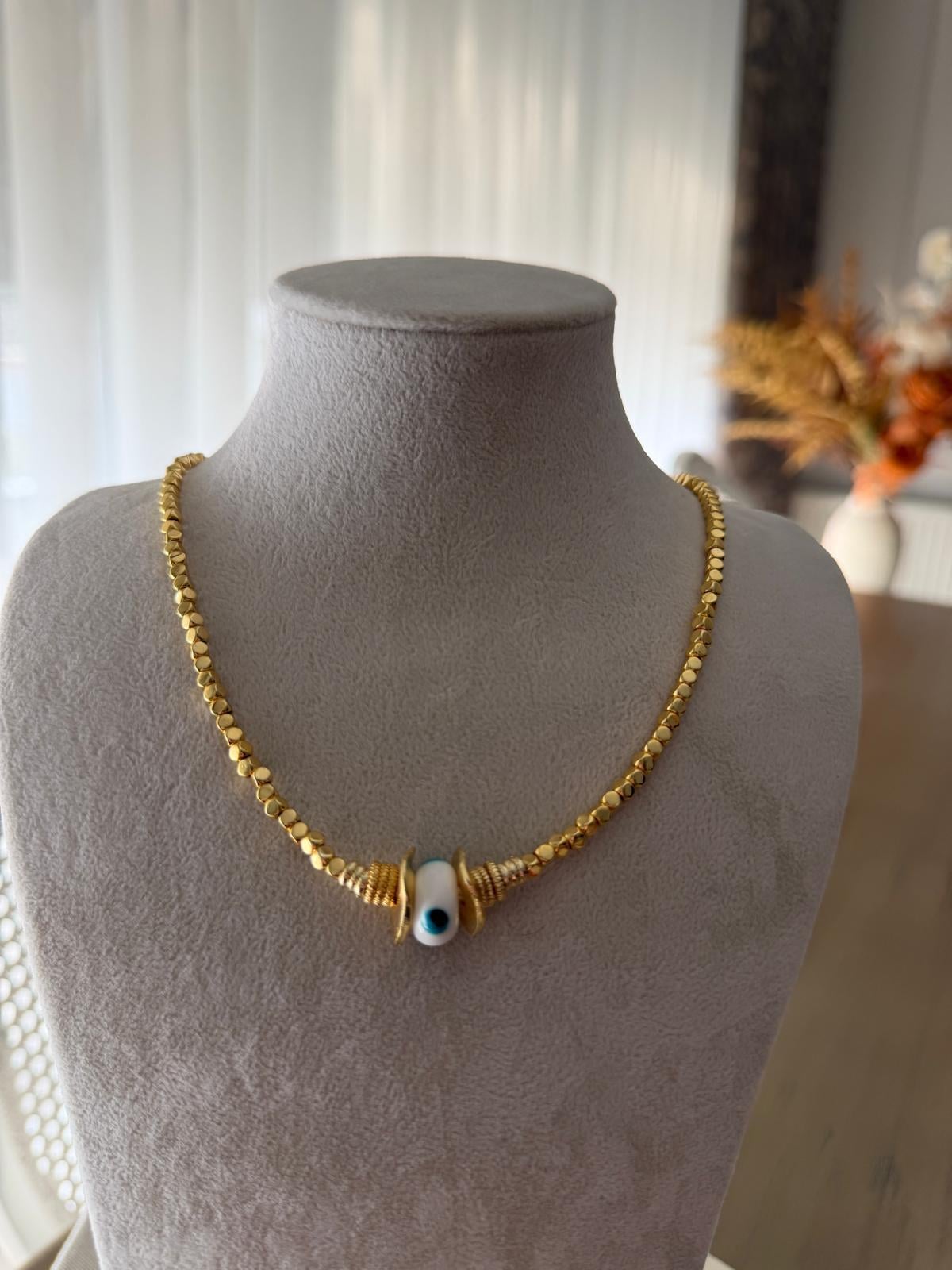 ÖZEL SERİ BEYAZ MİNELİ GOLD BONCUK MODEL GÖZ NAZAR DETAY KOLYE
