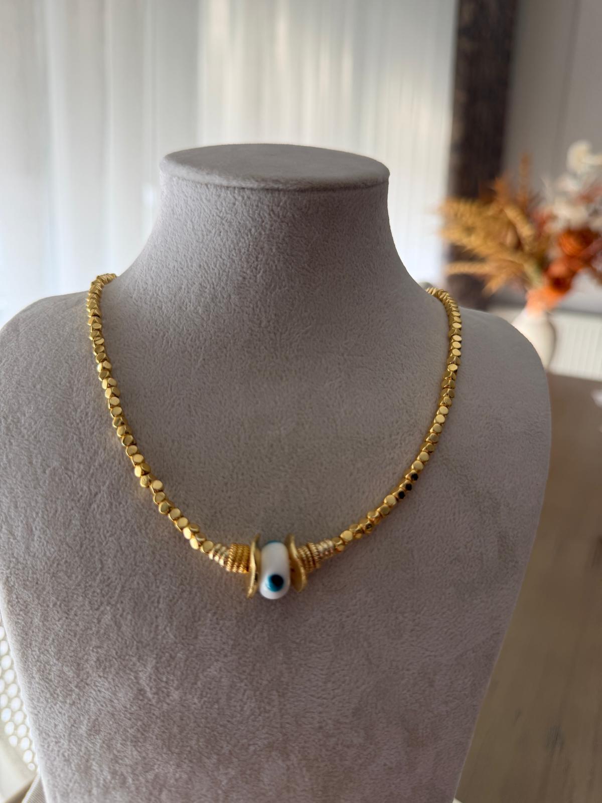 ÖZEL SERİ BEYAZ MİNELİ GOLD BONCUK MODEL GÖZ NAZAR DETAY KOLYE