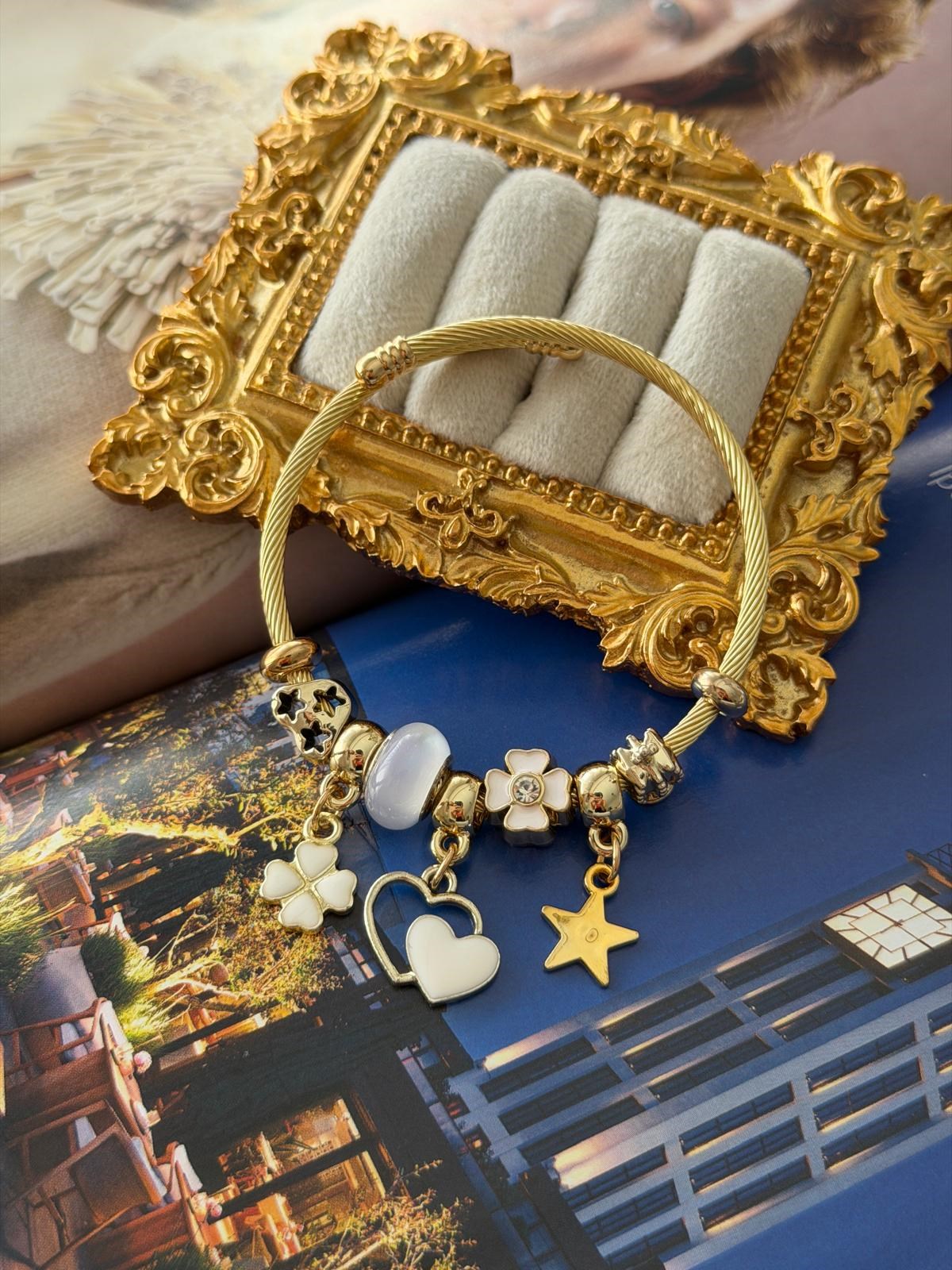 ÖZEL SERİ BEYAZ MİNELİ YONCA DETAY ÇOKLU CHARM MODEL BİLEKLİK