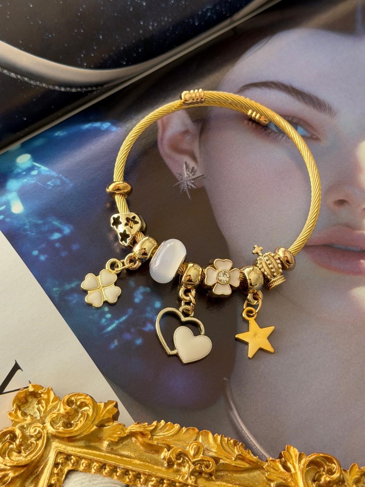 ÖZEL SERİ BEYAZ MİNELİ YONCA DETAY ÇOKLU CHARM MODEL BİLEKLİK