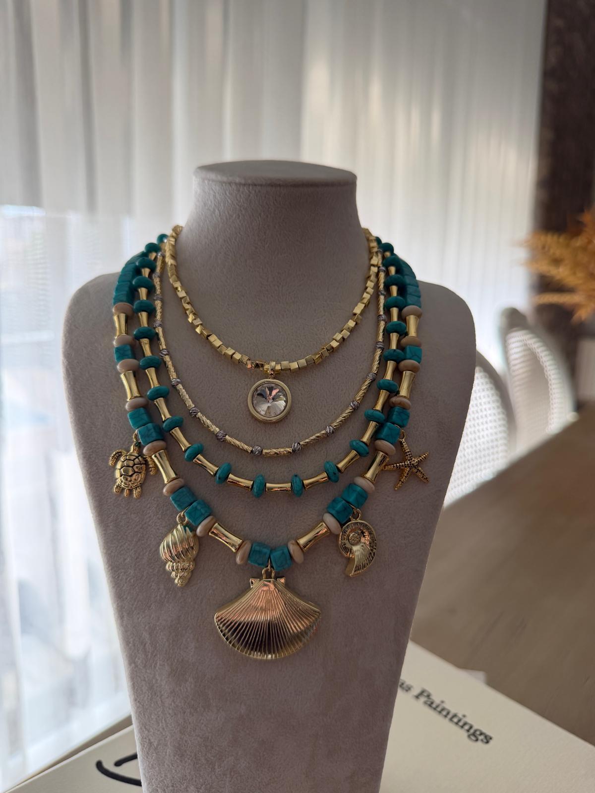 ÖZEL SERİ GOLD KARE TAŞLI MAVİ BONCUK DETAY KOLYE
