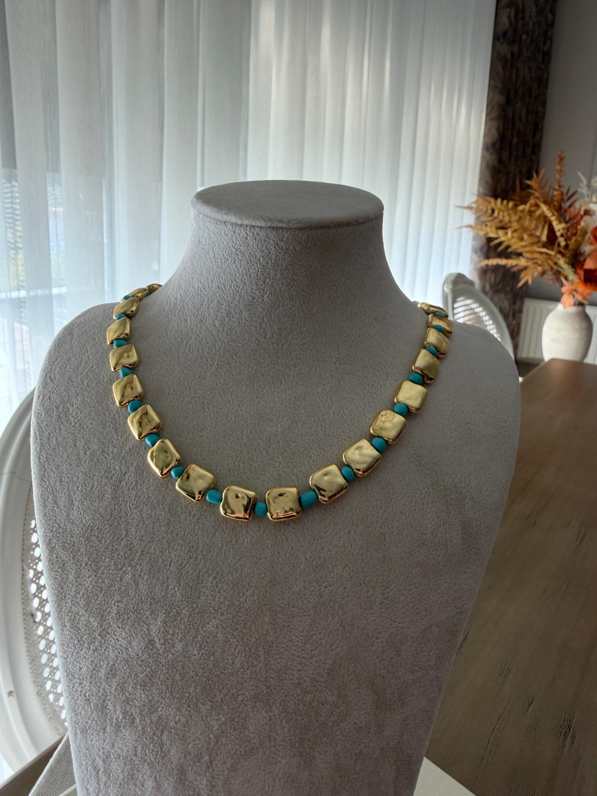 ÖZEL SERİ KARE GOLD PLAKA MODEL MAVİ BONCUK DETAY KOLYE