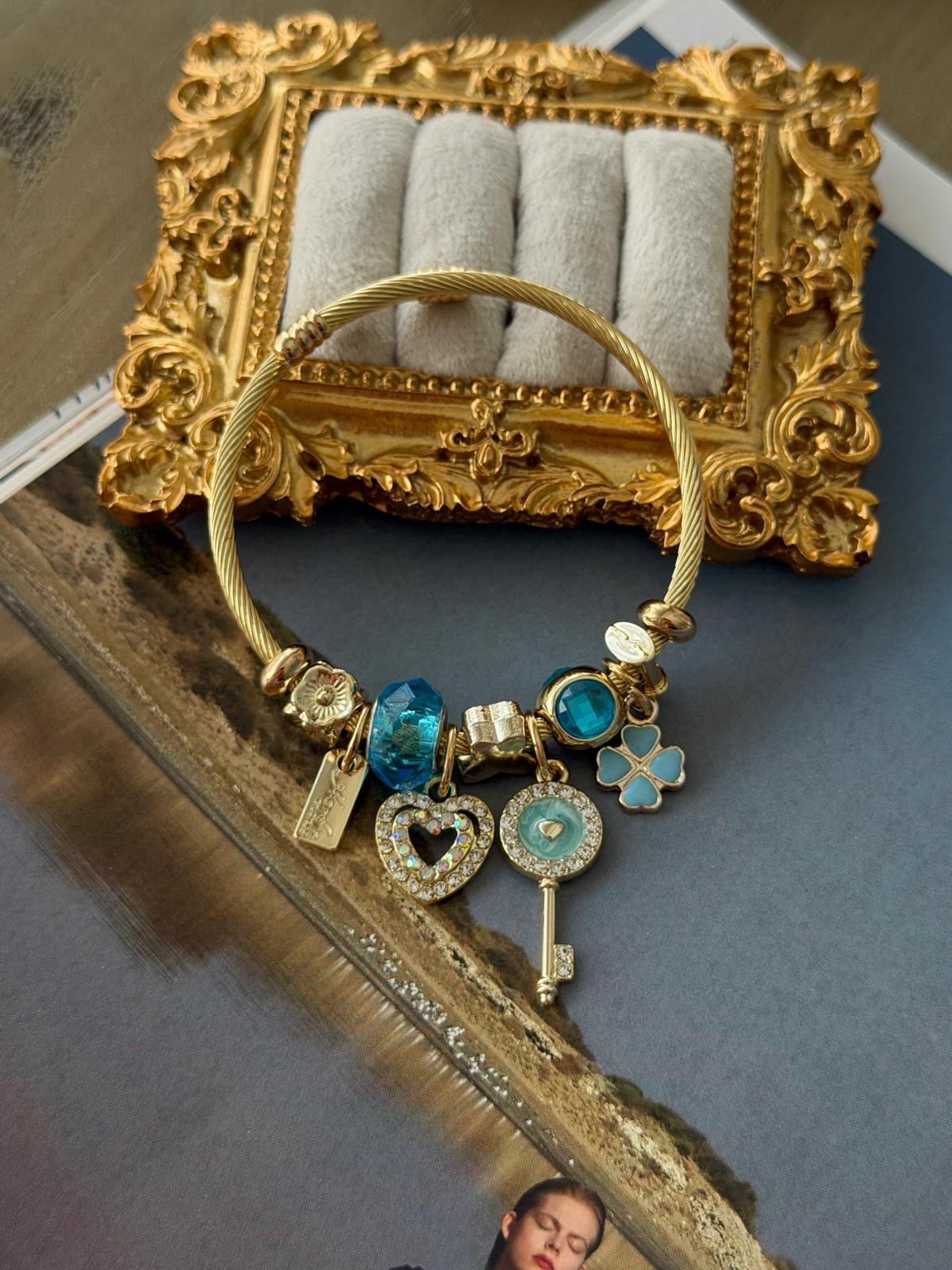 ÖZEL SERİ MAVİ  KRİSTAL TAŞ DETAY ÇOKLU CHARM MODEL BİLEKLİK