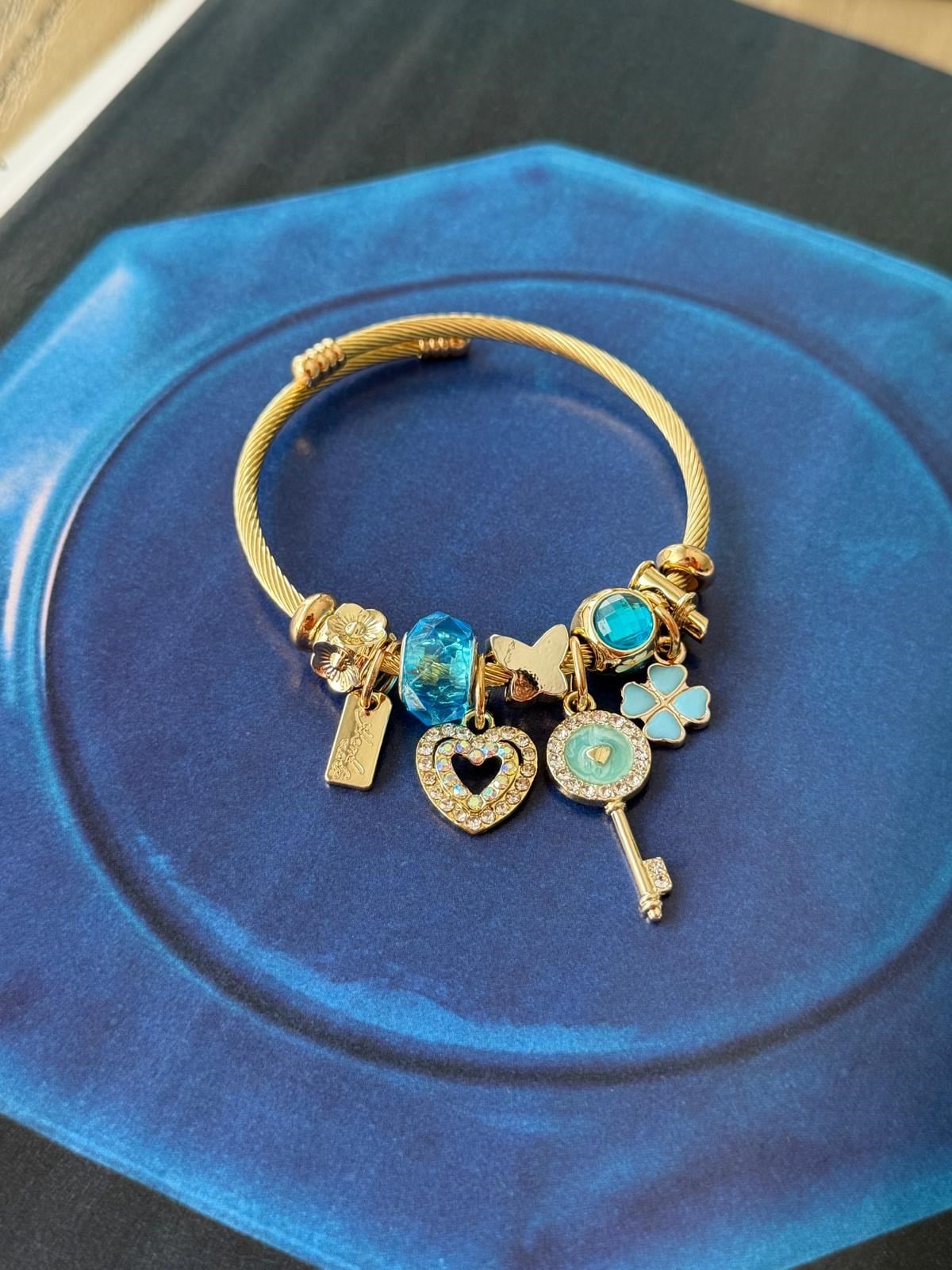 ÖZEL SERİ MAVİ  KRİSTAL TAŞ DETAY ÇOKLU CHARM MODEL BİLEKLİK