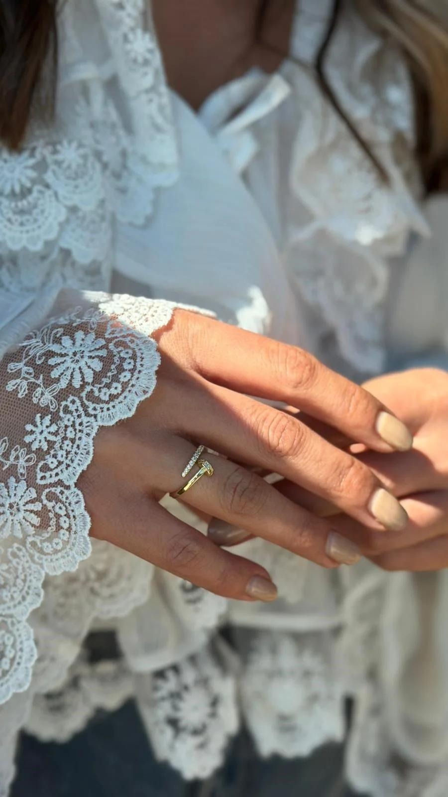 VİP SERİ TAŞLI ÇİVİ MODEL AYARLANABİLİR GOLD YÜZÜK