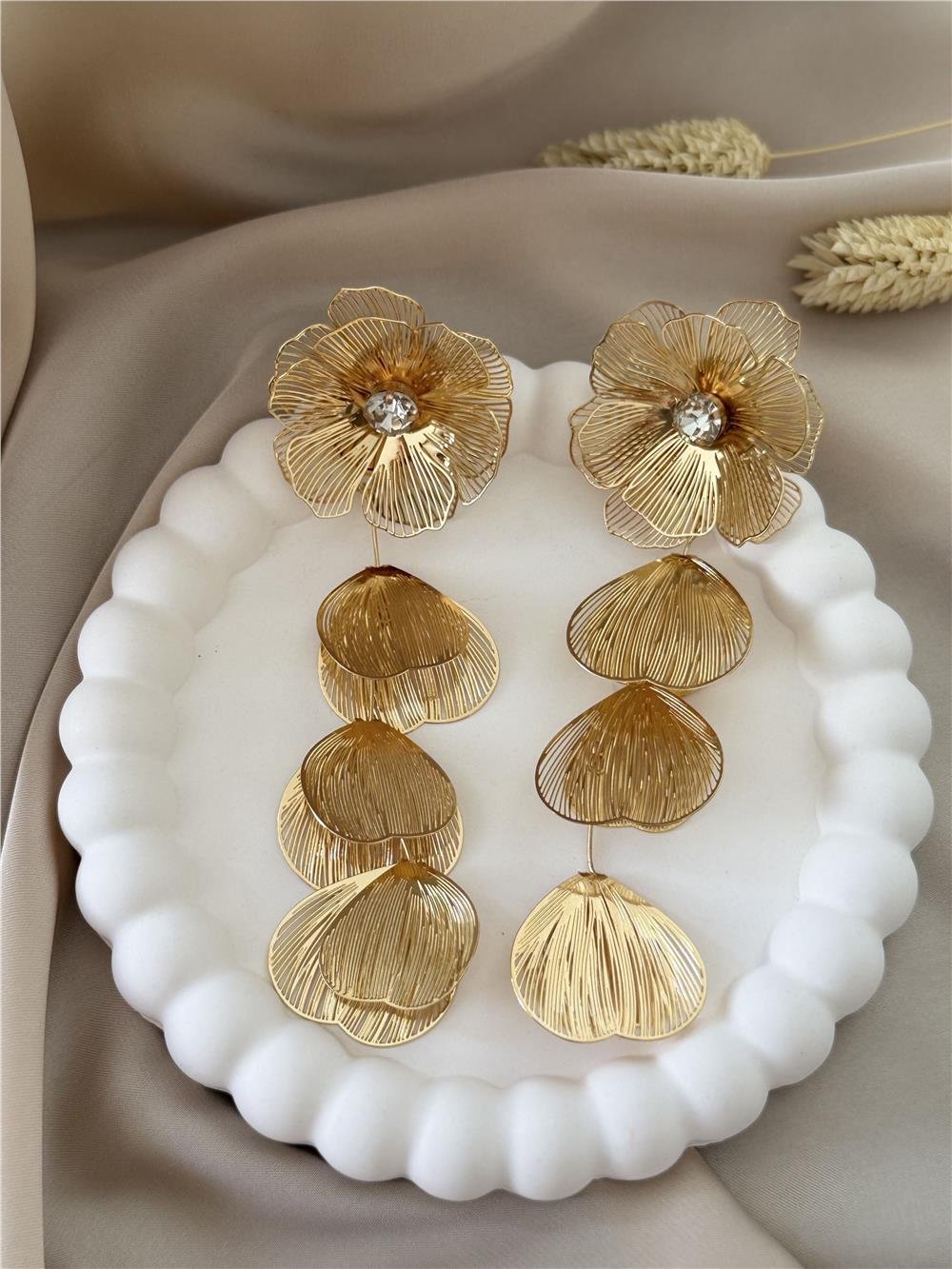 Gold Çiçek Model Yaprak Sallantılı Küpe