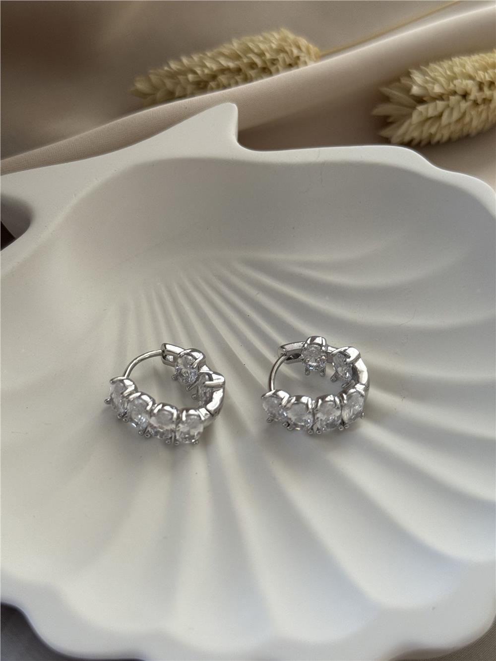 Özel Seri Altı Kare Taşlı Minimal Halka Küpe