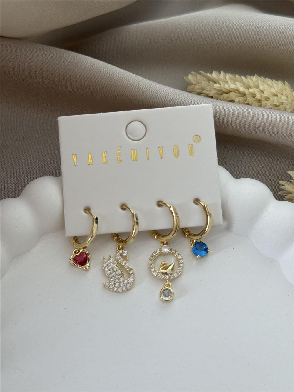 Özel Seri Taşlı Kuğu Figürlü 4 Lü Kombin Küpe