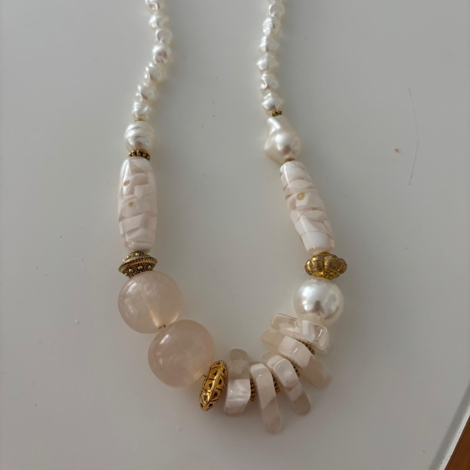 Pembe Kuvars Kırık Doğal Taşlı İnci Kolye