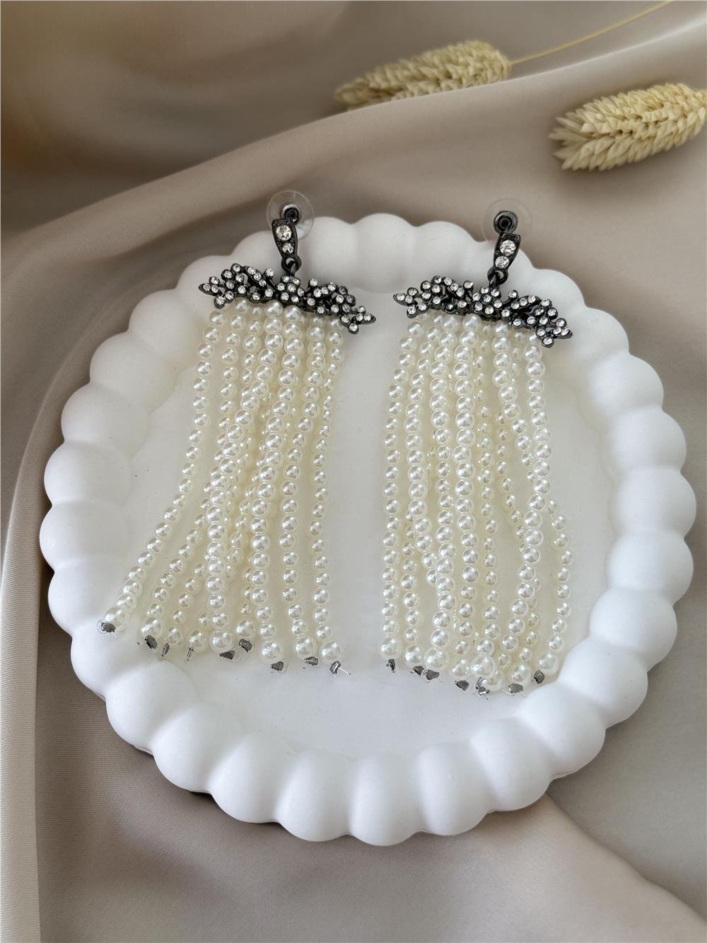 Taş Detaylı Çoklu İnci Sallantılı Küpe