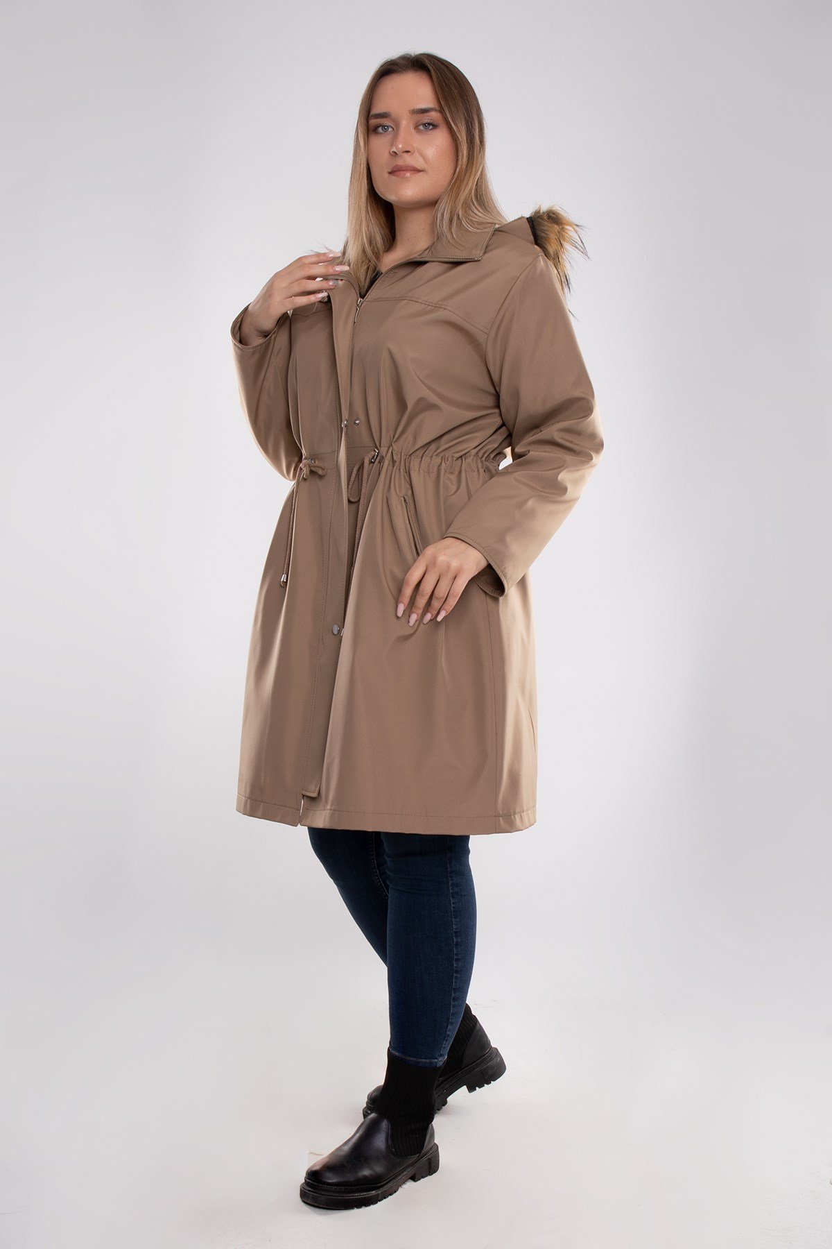 1012 Ultra Battal Beli Bağcıklı Kapüşonlu Kürklü Uzun Kadın Mont