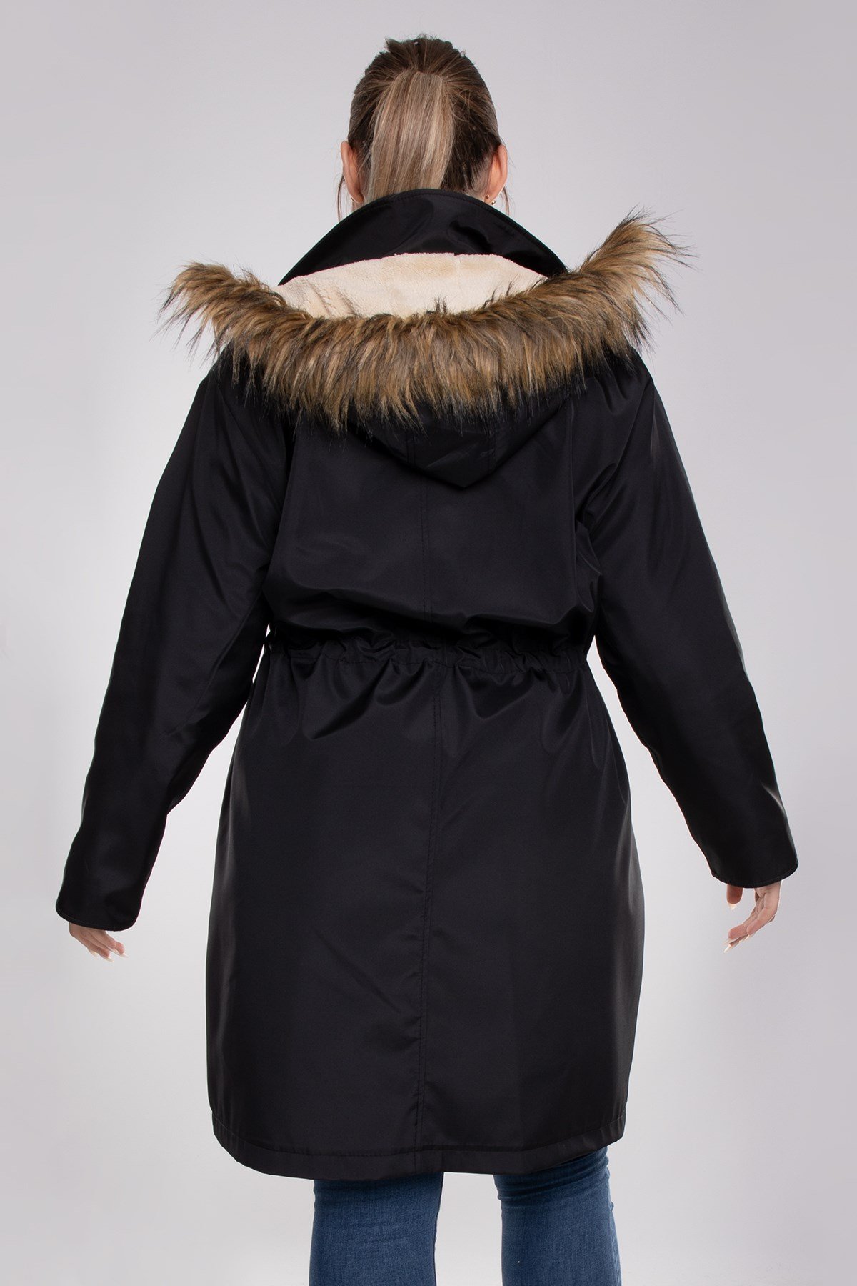 1012 Ultra Battal Beli Bağcıklı Kapüşonlu Kürklü Uzun Kadın Mont