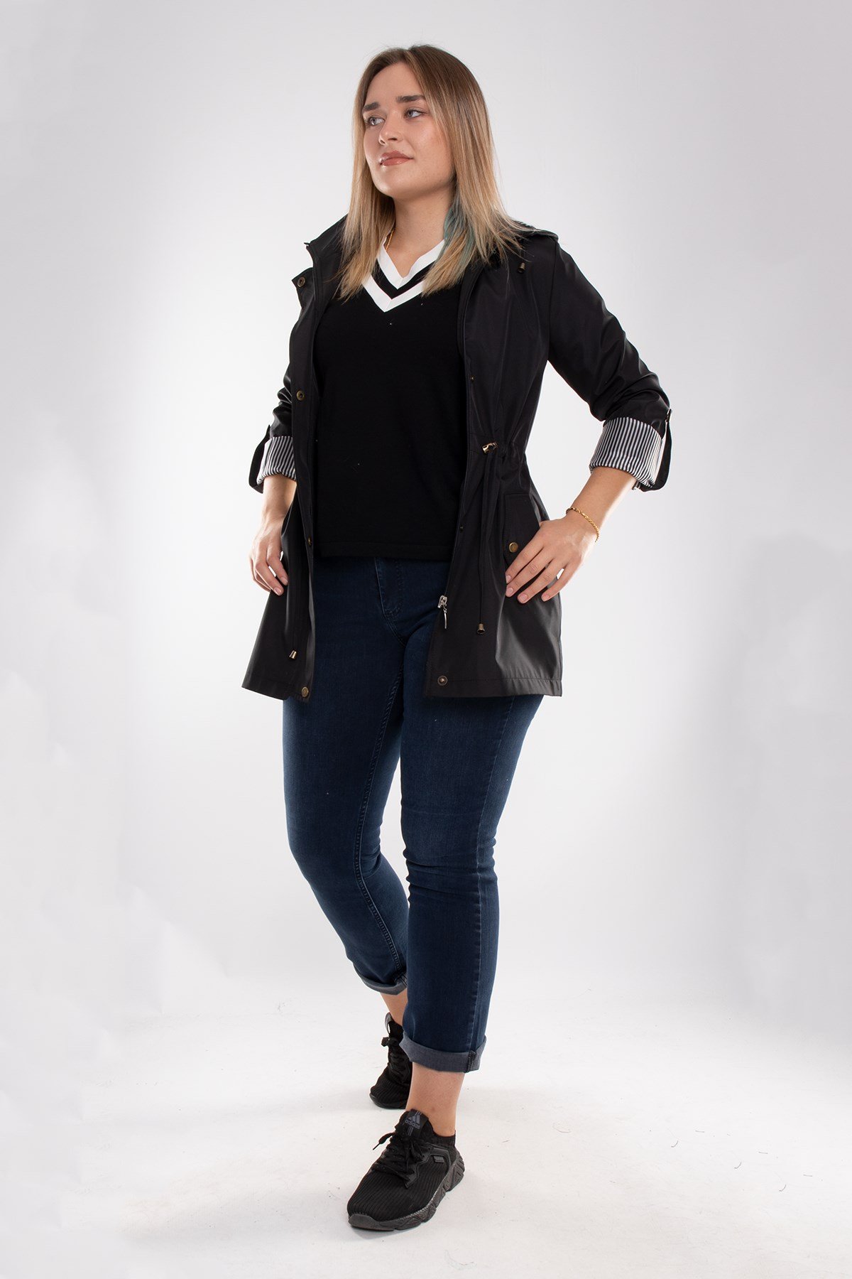 1018 Büyük Beden Beli Bağcıklı Kapşonu ÇıkmalıFermuar ve Çıtçıtlı Yağmurluk