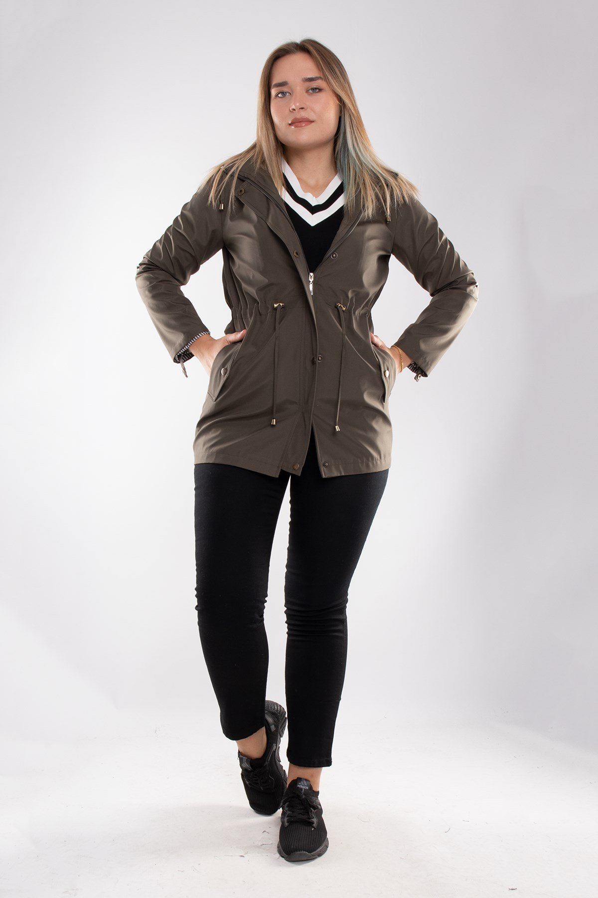 1018 Büyük Beden Beli Bağcıklı Kapşonu ÇıkmalıFermuar ve Çıtçıtlı Yağmurluk