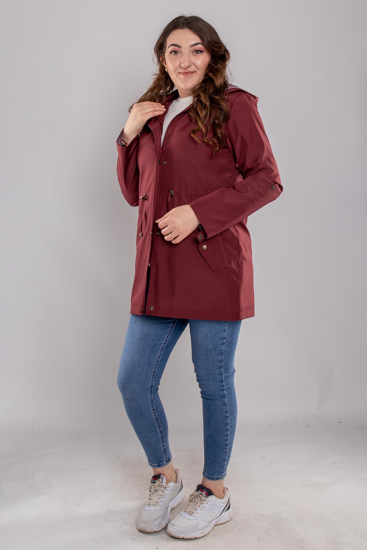 1018 Büyük Beden Beli Bağcıklı Kapşonu ÇıkmalıFermuar ve Çıtçıtlı Yağmurluk