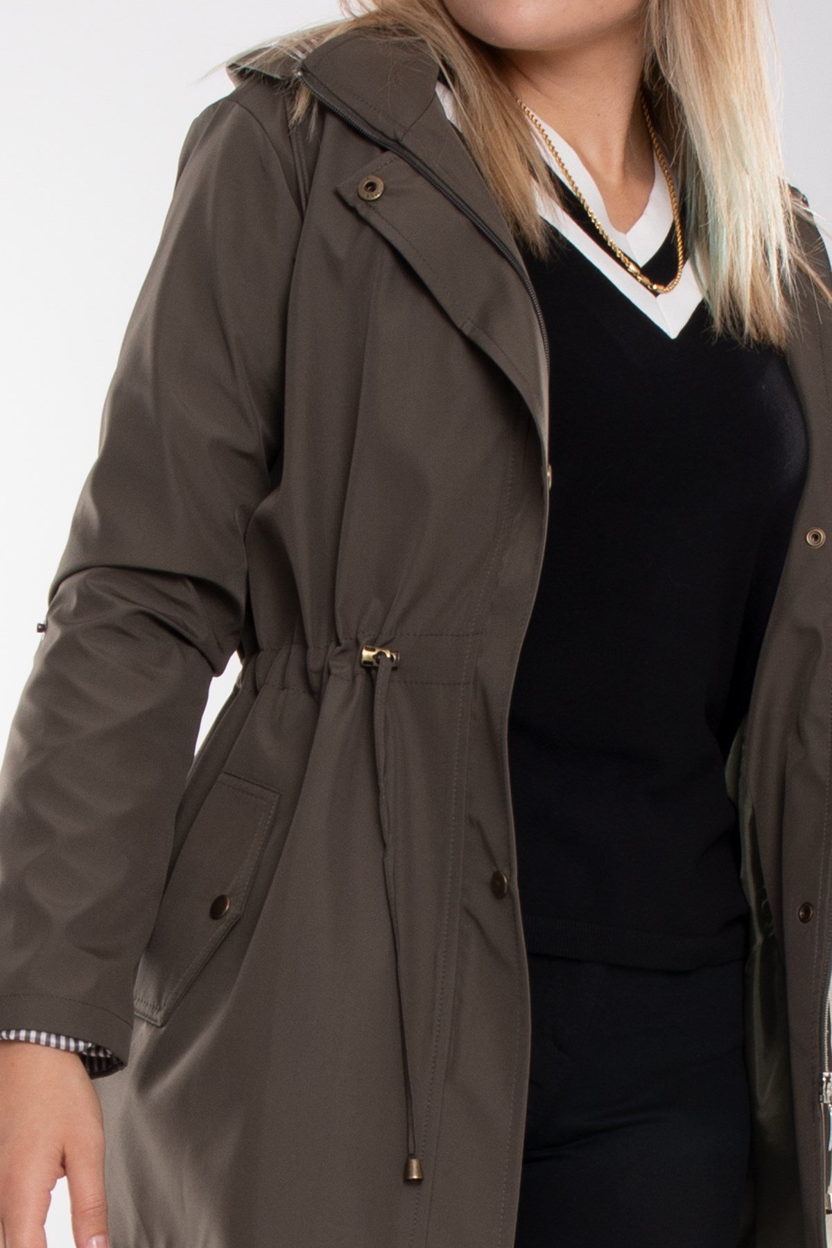 1018 Büyük Beden Beli Bağcıklı Kapşonu ÇıkmalıFermuar ve Çıtçıtlı Yağmurluk