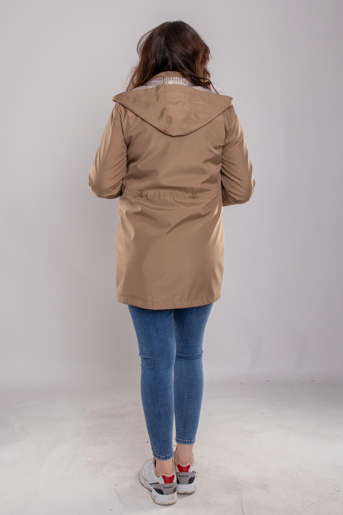 1018 Büyük Beden Beli Bağcıklı Kapşonu ÇıkmalıFermuar ve Çıtçıtlı Yağmurluk