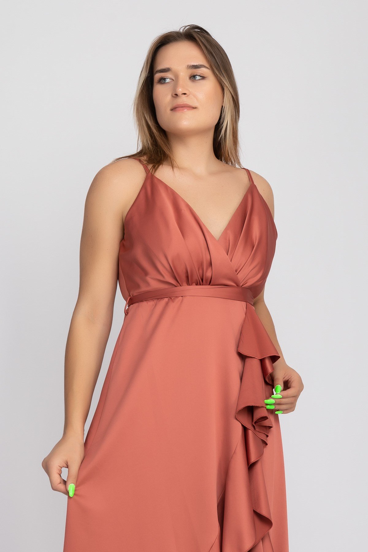 1026 Büyükbeden Saten Eteği Katkat Uzun Abiye Elbise