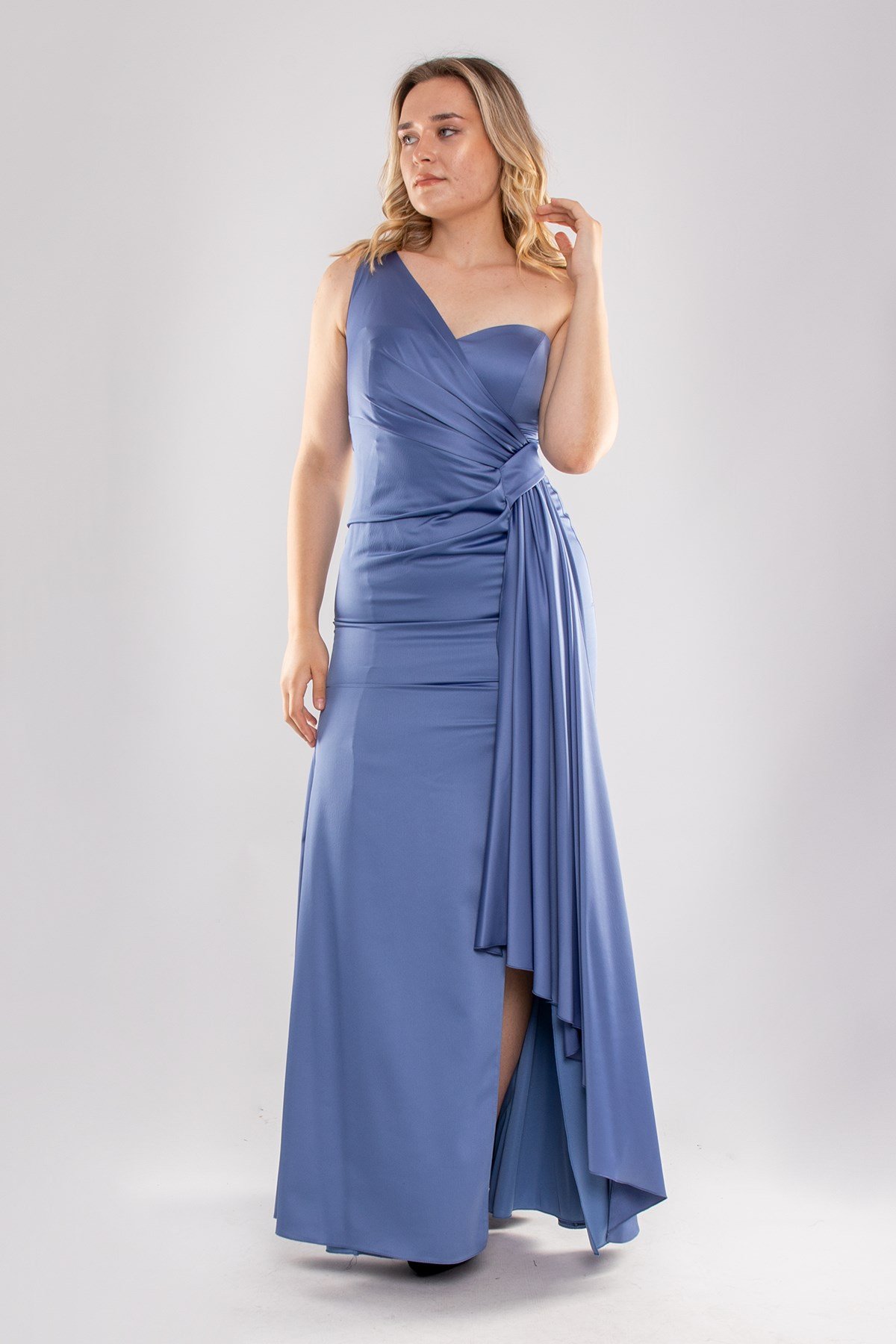 1044 Tek Omuz Şal Detay Uzun Saten Elbise