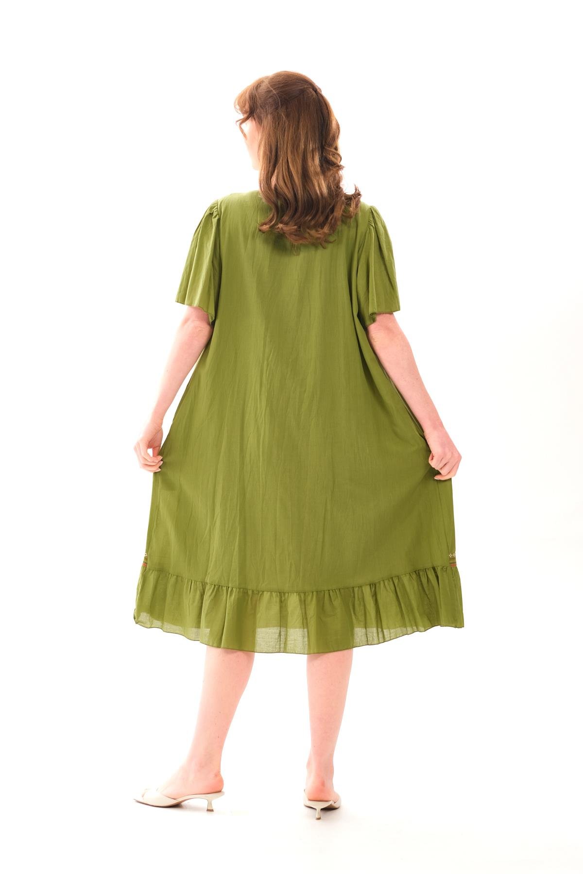 1058 Büyük Beden Ön İpli Yaka Etek Nakışlı Kısa Kol Otantik Elbise