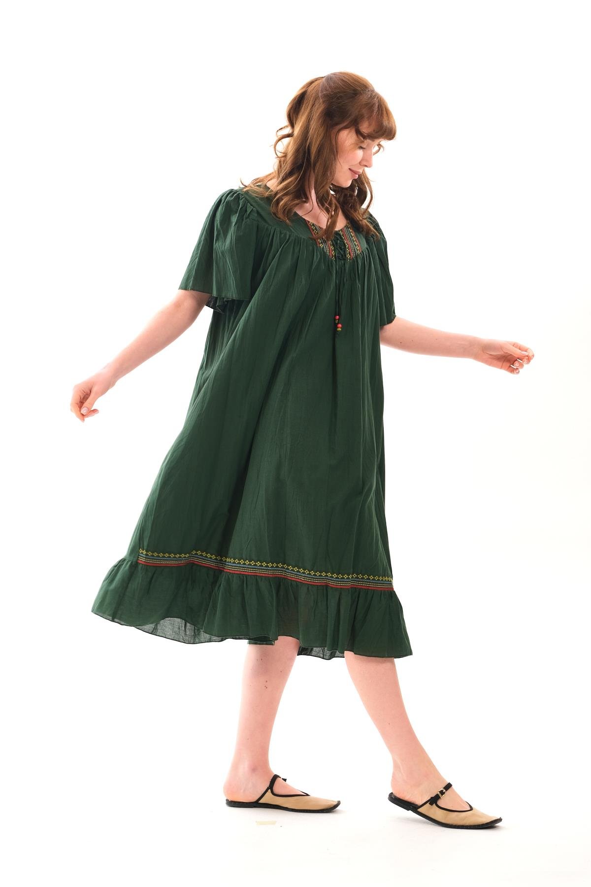 1058 Büyük Beden Ön İpli Yaka Etek Nakışlı Kısa Kol Otantik Elbise