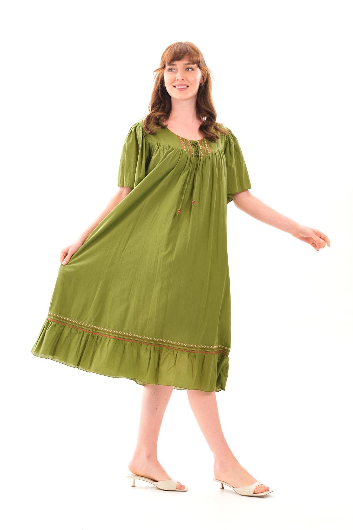 1058 Büyük Beden Ön İpli Yaka Etek Nakışlı Kısa Kol Otantik Elbise