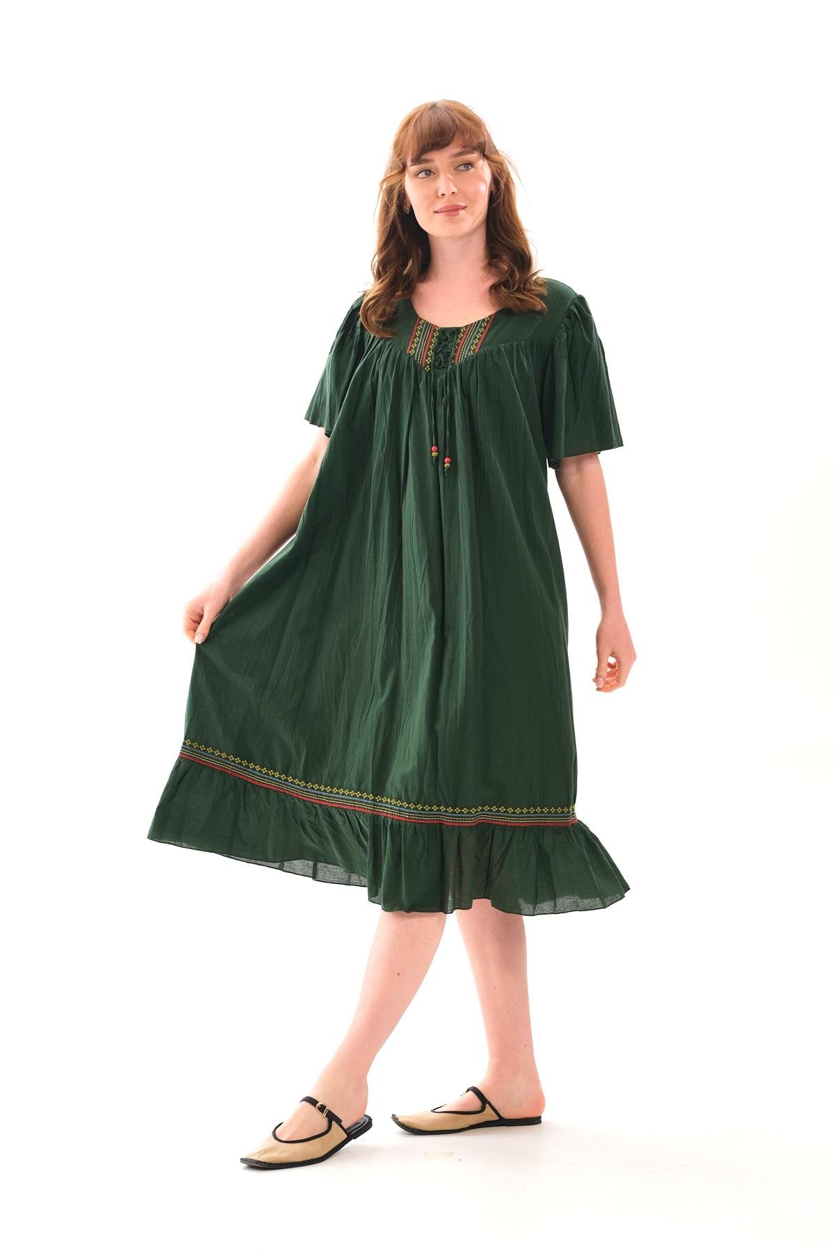 1058 Büyük Beden Ön İpli Yaka Etek Nakışlı Kısa Kol Otantik Elbise